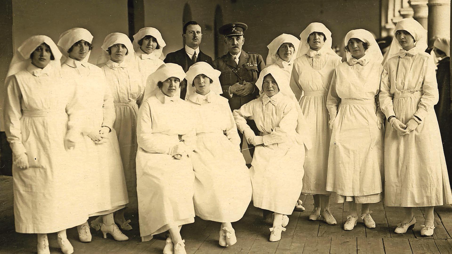Un ámbito tradicionalmente femenino como el sanitario recibió el reconocimiento profesional en los títulos de enfermera, comadrona y médica. En la imagen Promoción de enfermeras en el Hospital Militar de Pamplona en 1921