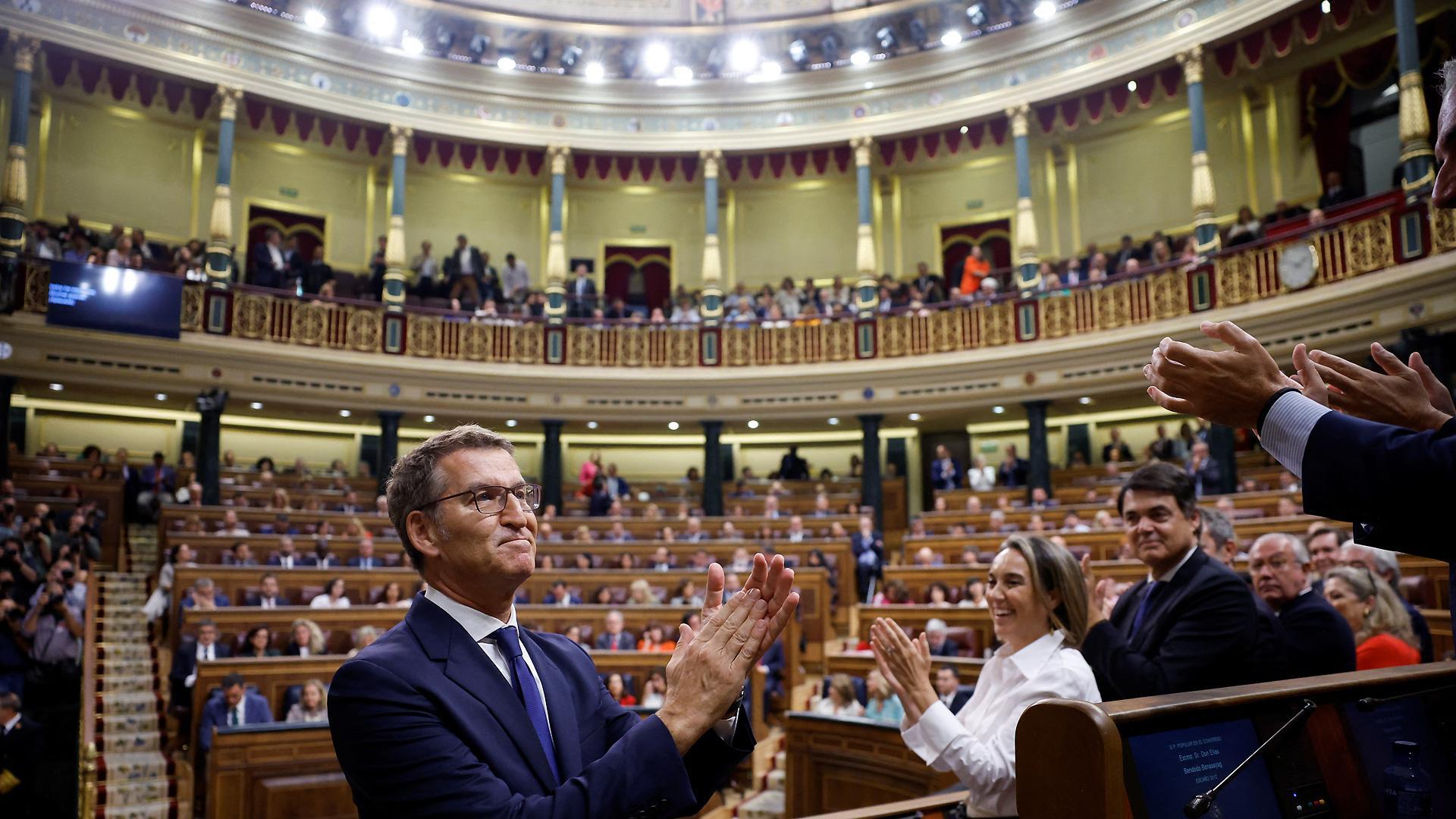 Alberto Núñez Feijoo, aplaudido por la bancada popular al final de su discurso de investidura
