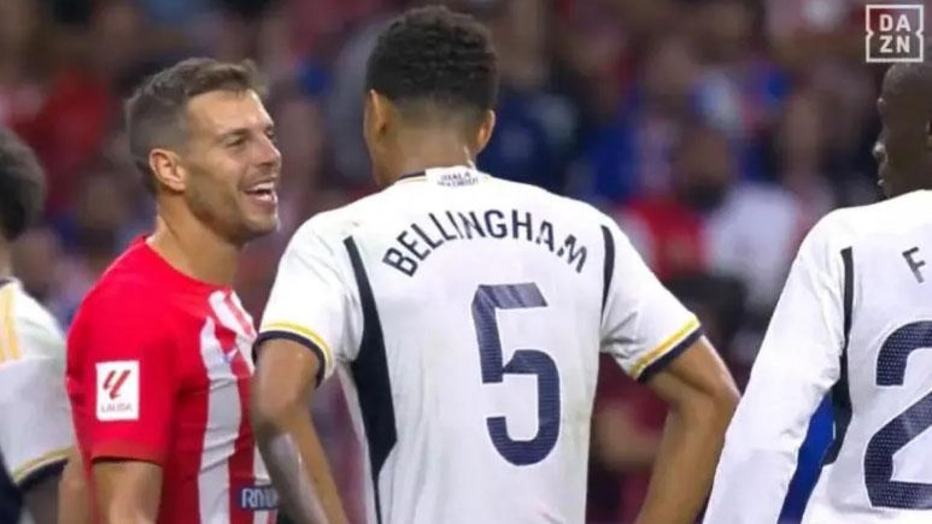 Momento de la conversación entre Azpilicueta y Bellingham tras una dura entrada a Correa del jugador inglés