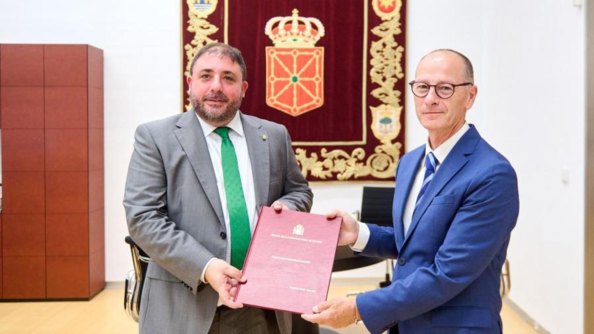 El presidente del Parlamento de Navarra, Unai Hualde, junto al fiscal superior de Navarra, Jaime Goyena