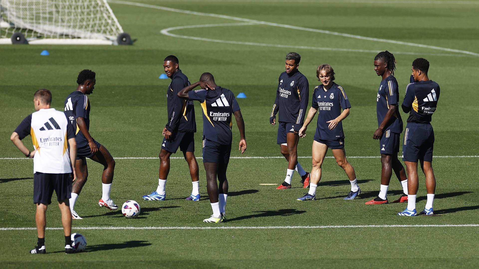 Los jugadores del Real Madrid durante el entrenamiento de este martes, 26 de septiembre