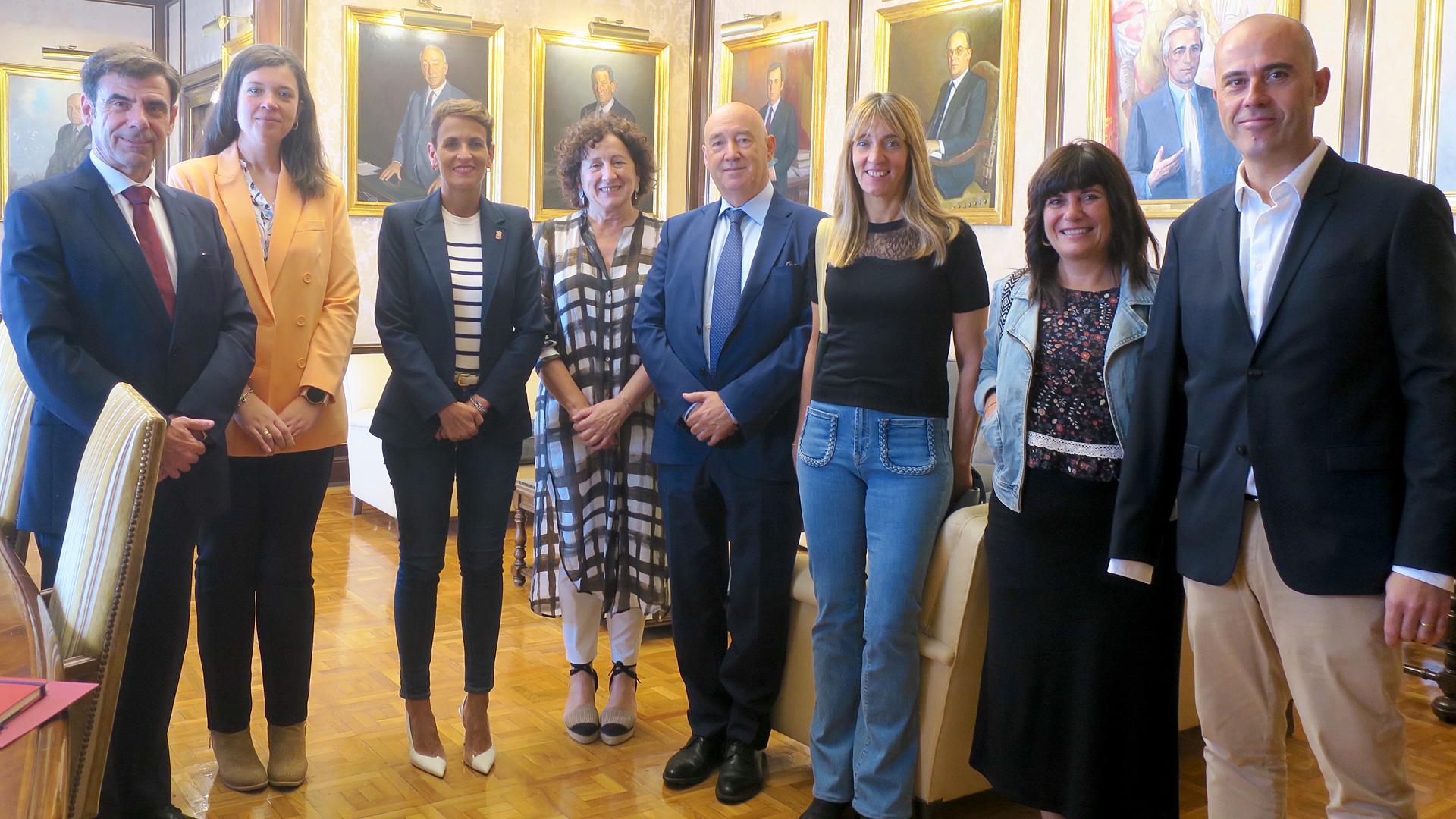 Representantes de CEPES Navarra junto a María Chivite durante el encuentro