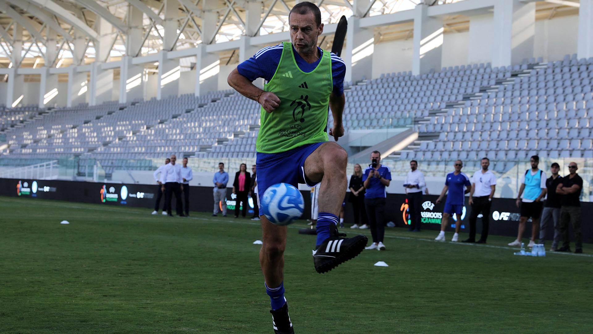 El presidente de la UEFA, Aleksander Ceferin, controla el balón en un encuentro organizado en el estadio de Limassol, Chipre, donde el organismo celebró el Comité Ejecutivo