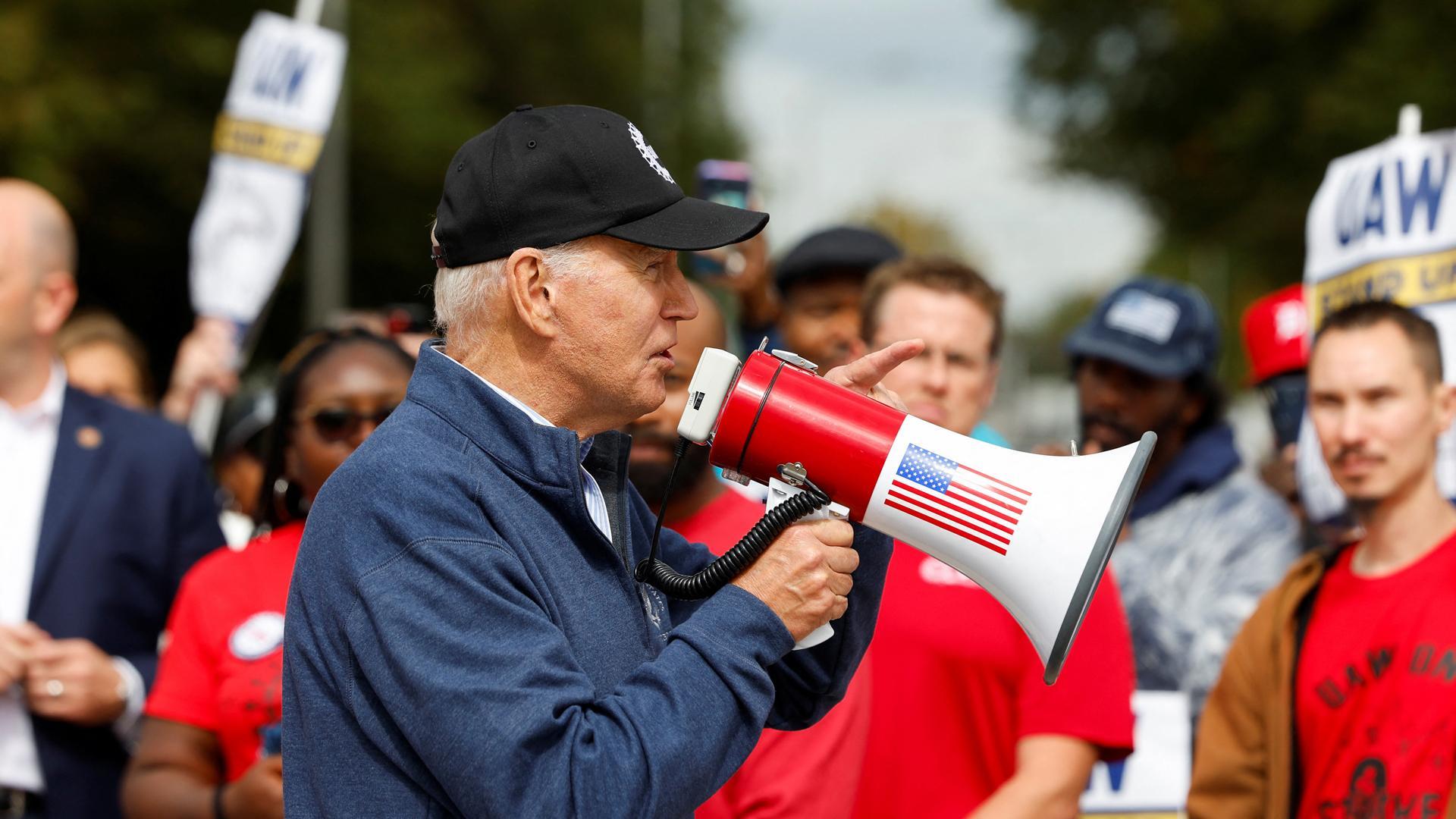 Joe Biden, megáfono en mano, en Detroit