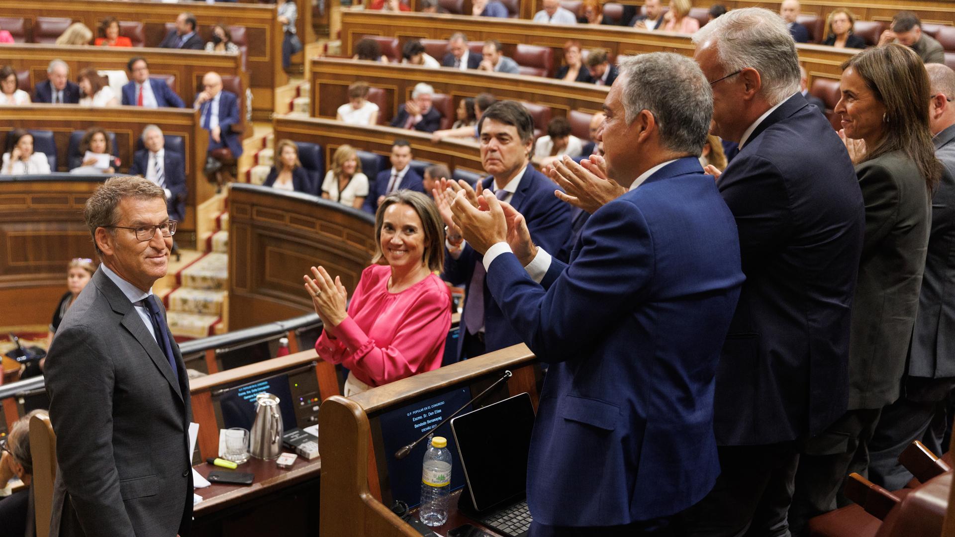 El líder del PP y candidato a la Presidencia del Gobierno, Alberto Núñez Feijóo (i), durante el pleno de investidura del líder del Partido Popular, en el Congreso de los Diputados
