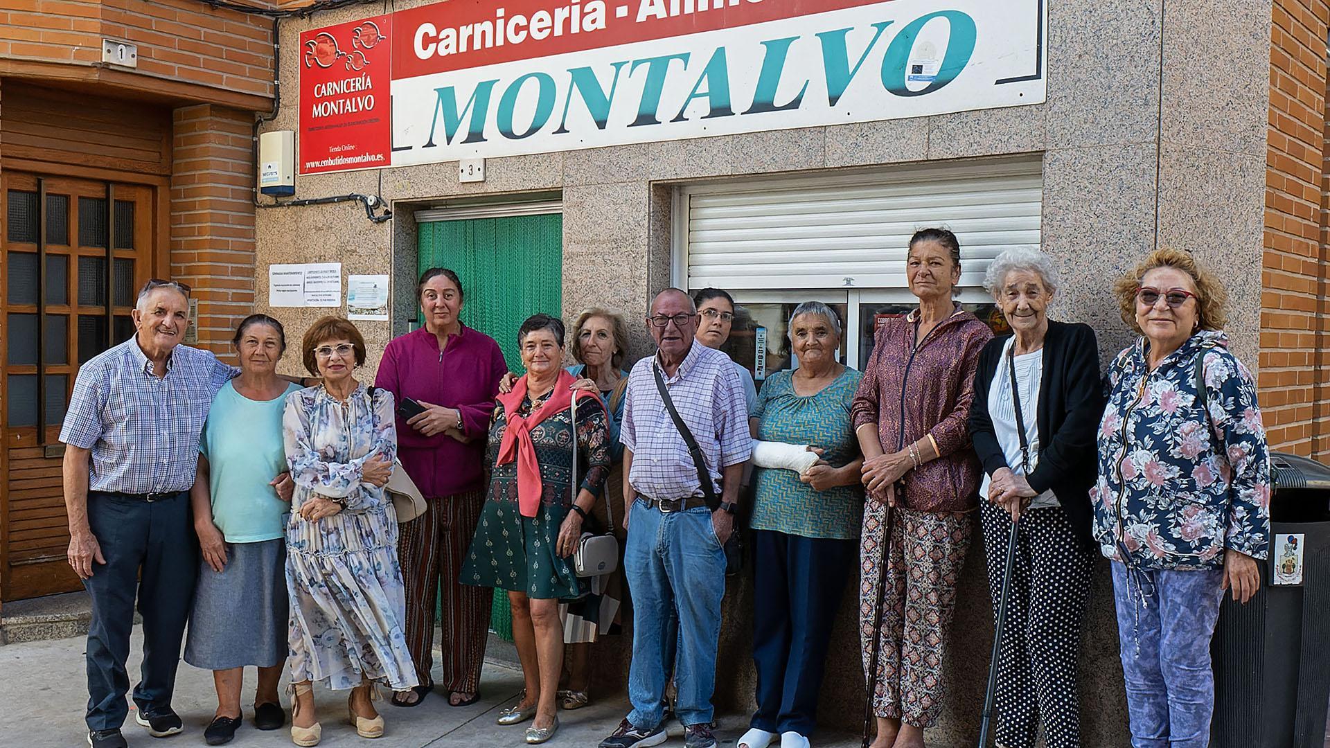 Un grupo de vecinos y vecinas, junto a la tienda de alimentación de Cárcar que cerrará el próximo sábado 30 de septiembre