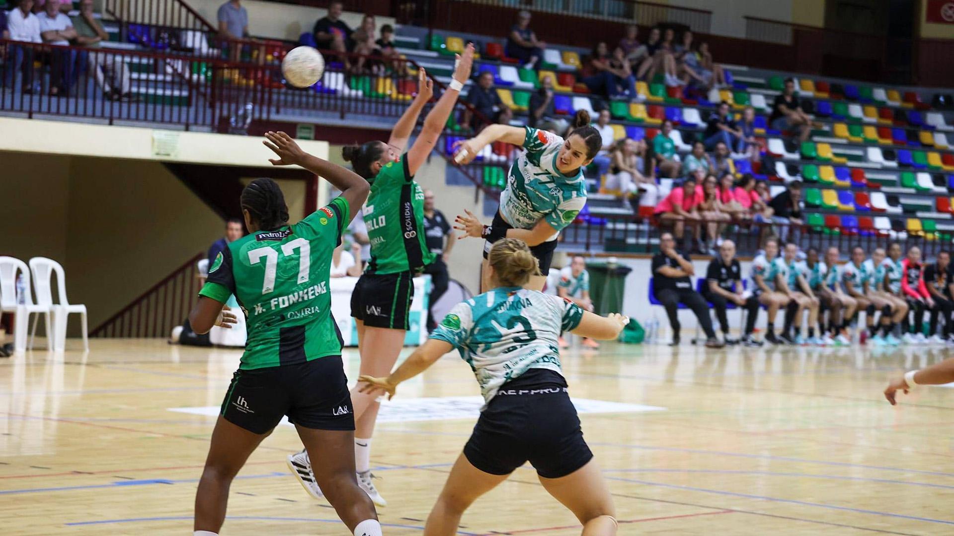 Kelly Nzonzie y Adriana Mallo defienden a Kelly de Abreu