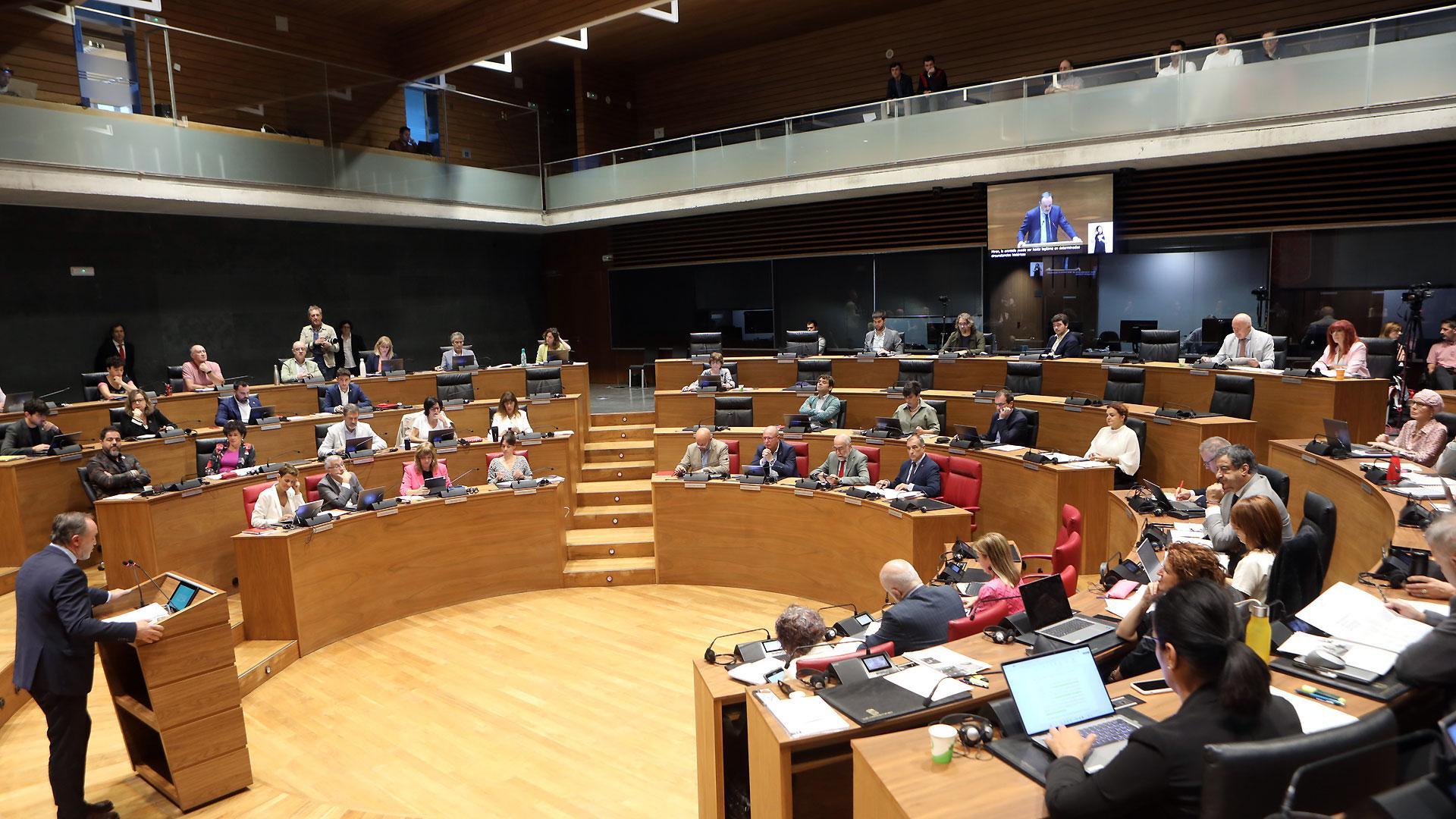 Javier Esparza (UPN) interviene durante el pleno de este jueves