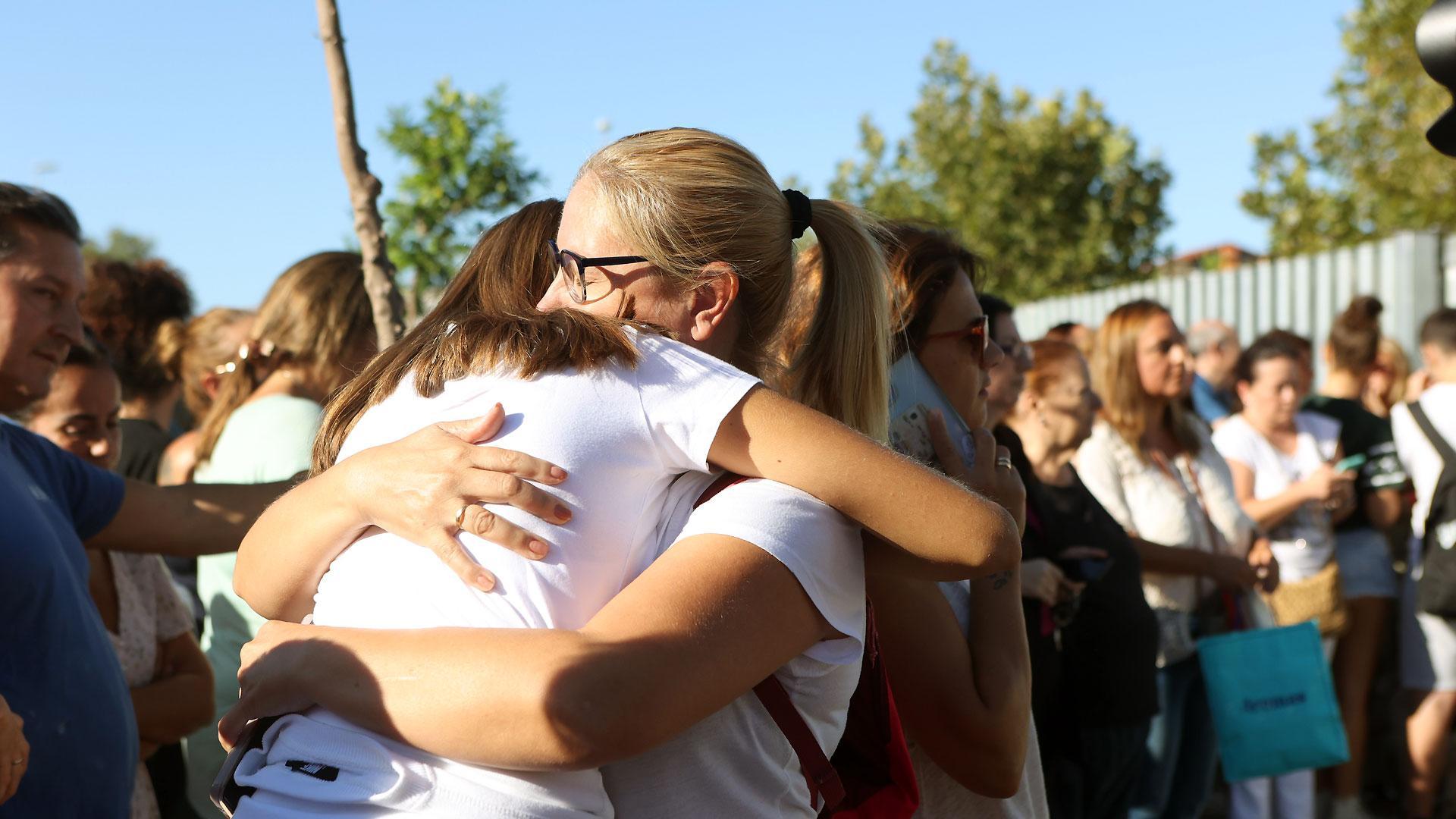 Dos mujeres se abrazan en el Instituto de Educación Secundaria (IES) Elena García Armada de Jerez de la Frontera, Cádiz, donde un menor ha herido a profesores y alumnos con un arma blanca