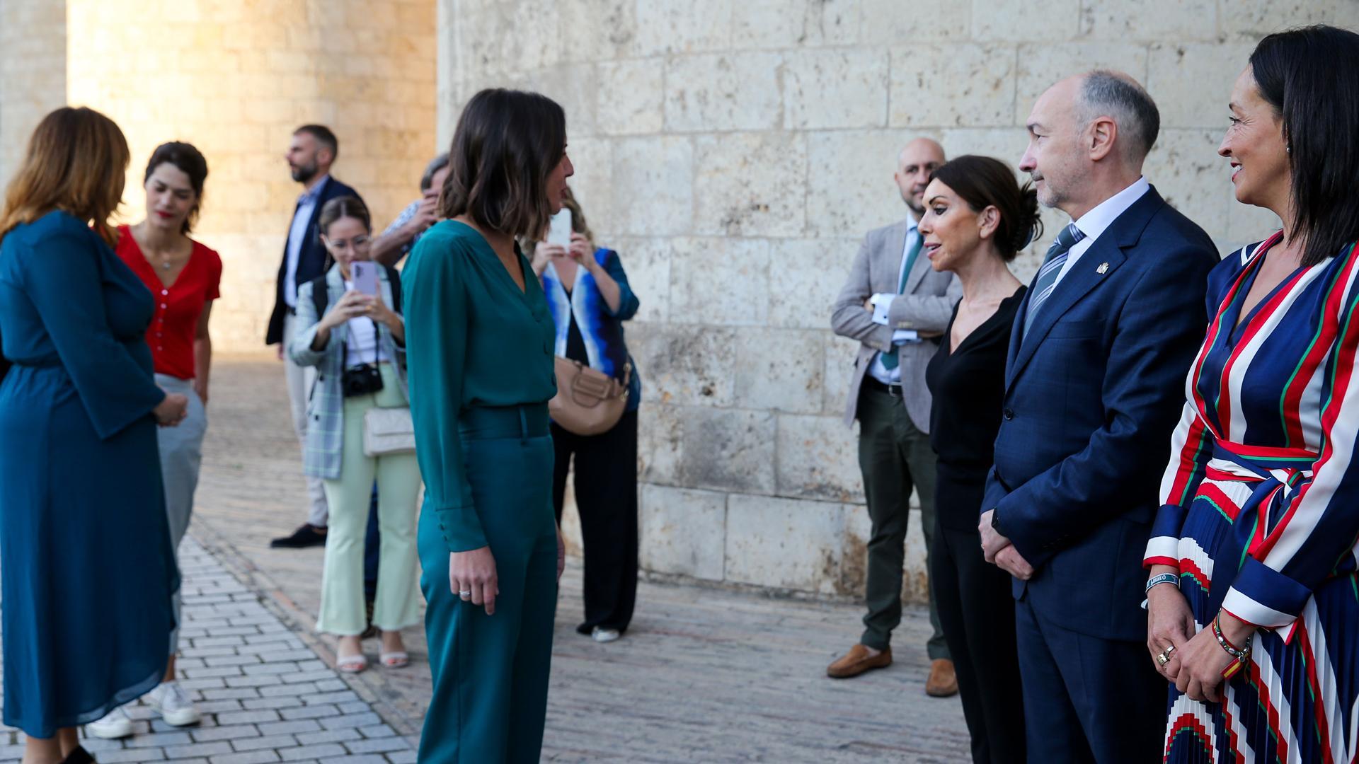 La ministra de Igualdad en funciones, Irene Montero (c) saluda a la presidenta de las Cortes de Aragón, Marta Fernández (3d)