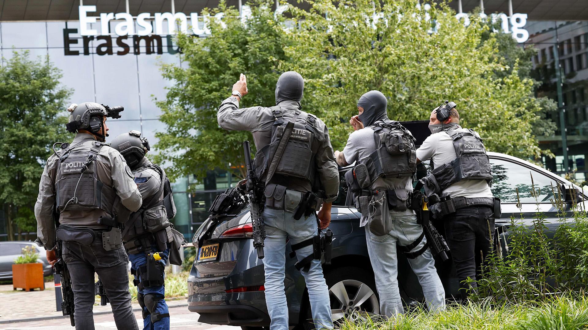 Agentes de policía en el exterior del Centro Médico de la Universidad Erasmus donde fue detenido el autor del tiroteo