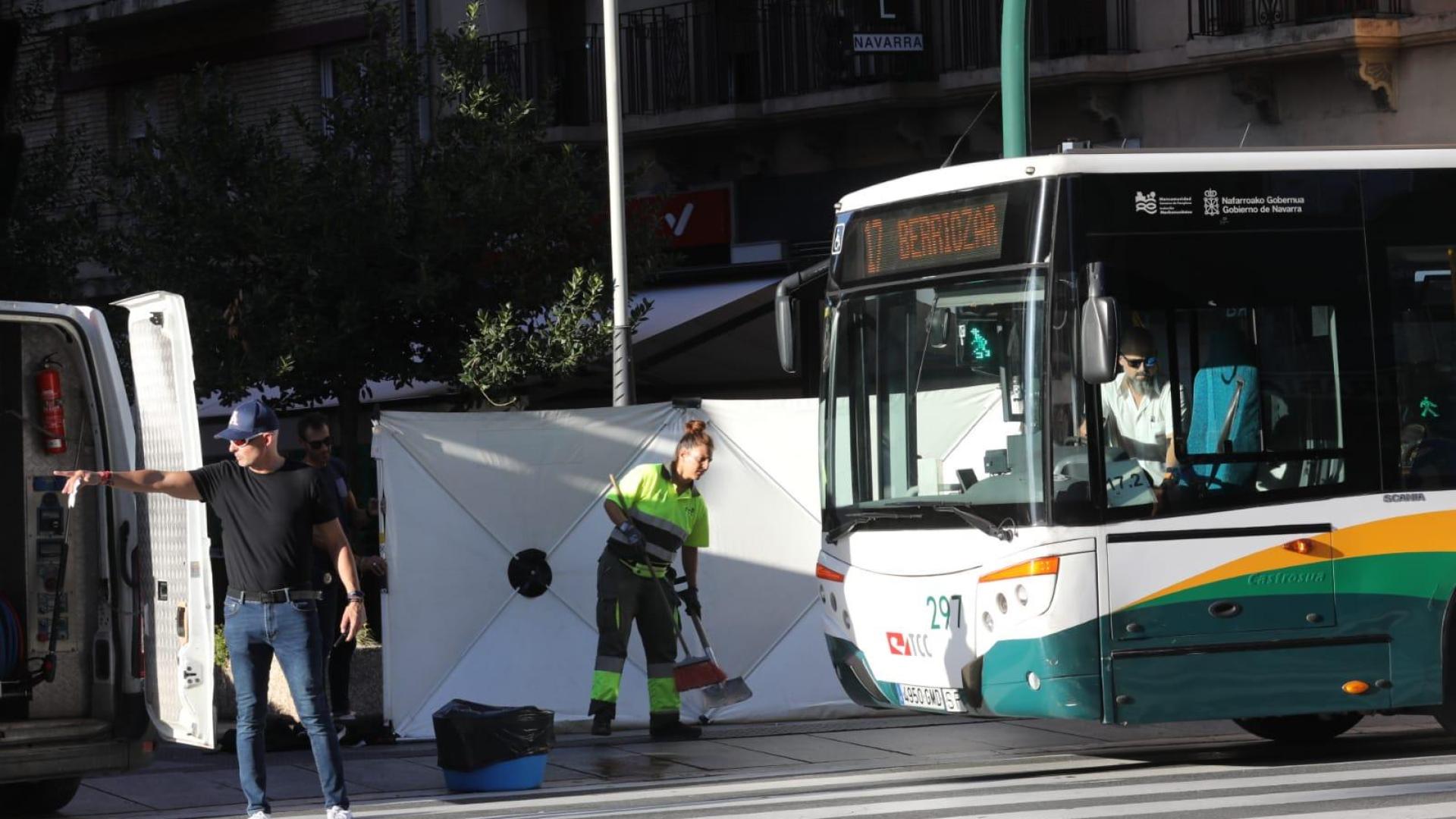 Foto del lugar del atropello mortal de una mujer por una villavesa en Pamplona./