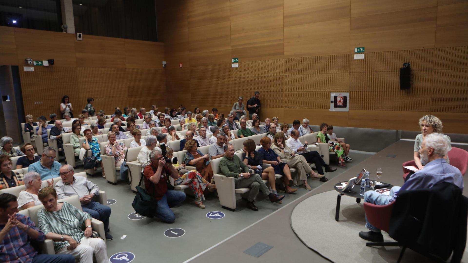 Javier Sádaba y Nora Alonso ante el auditorio del Civican de Pamplona