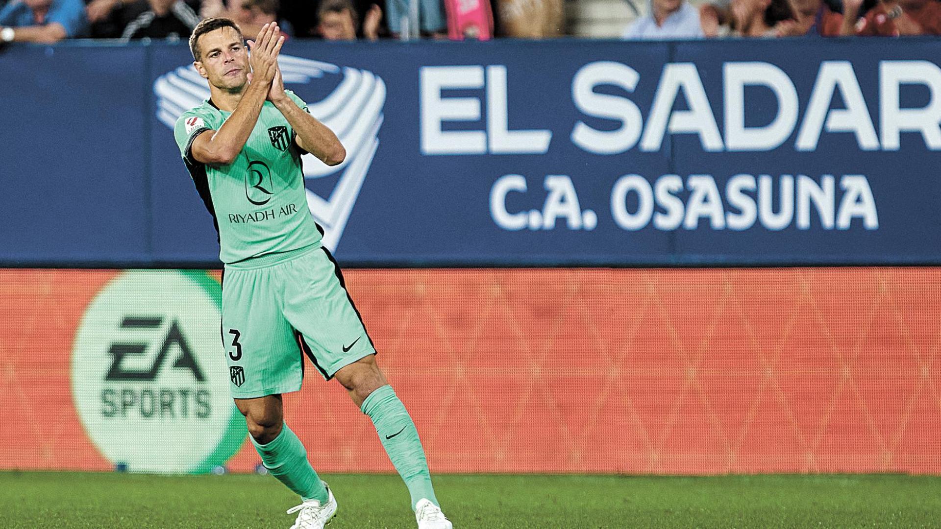 César Azpilicueta responde a la ovación de la grada con otro aplauso