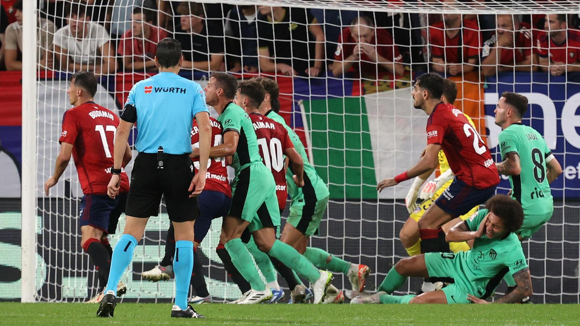 Witsel se lanza al suelo tras un leve toque de Aimar en la acción donde David García marcó el empate