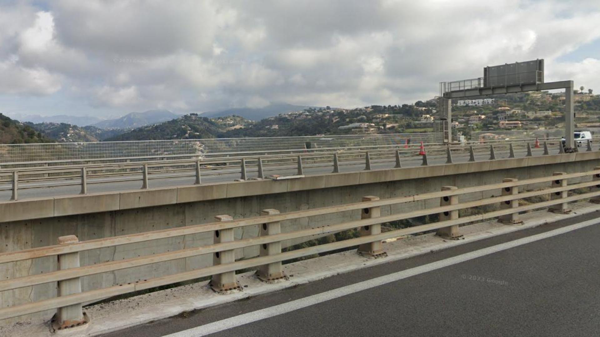 Puente sobre la autopista A-8 en Niza