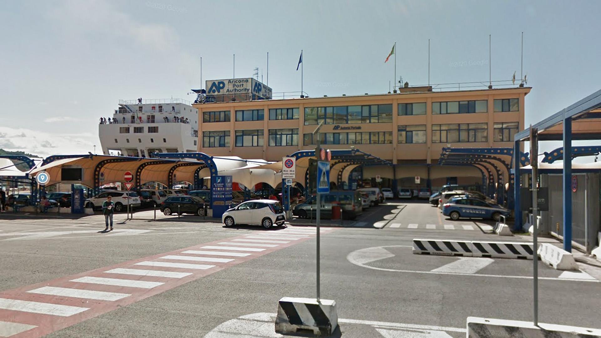 Aparcamiento del puerto de Ancona desde donde partió el ferry del que supuestamente habría salrado Adamo Guerra fingiendo su muerte