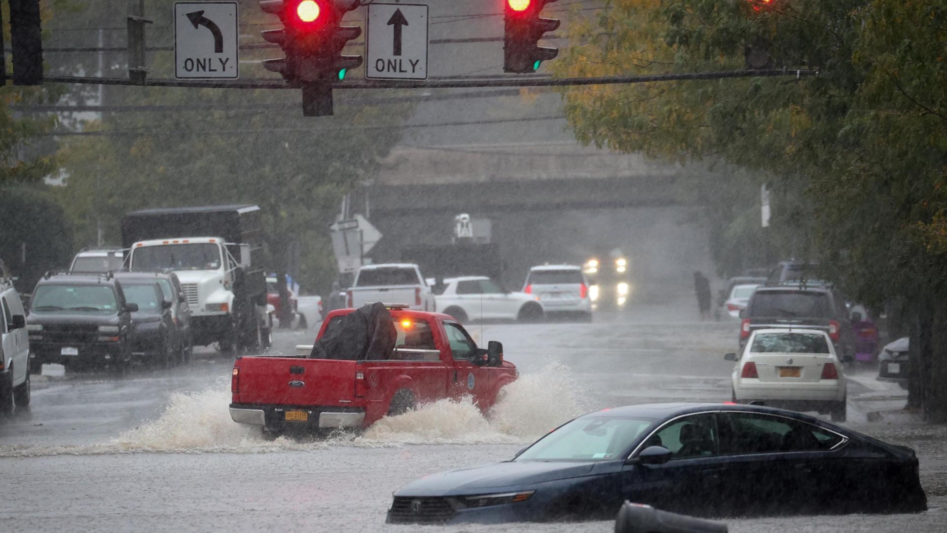 Un vehículo abandonado en la tormenta en el suburbi ode Mmaronech en el condado de Westchester, en Nueva York