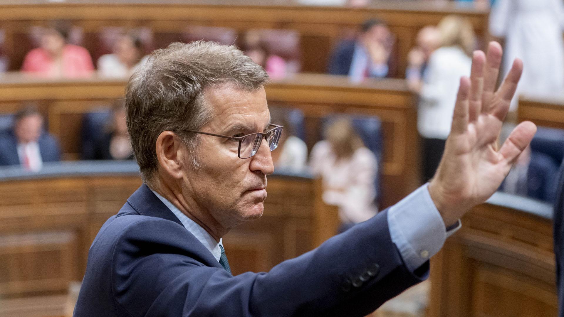 Feijóo saluda durante la segunda sesión de su investidura