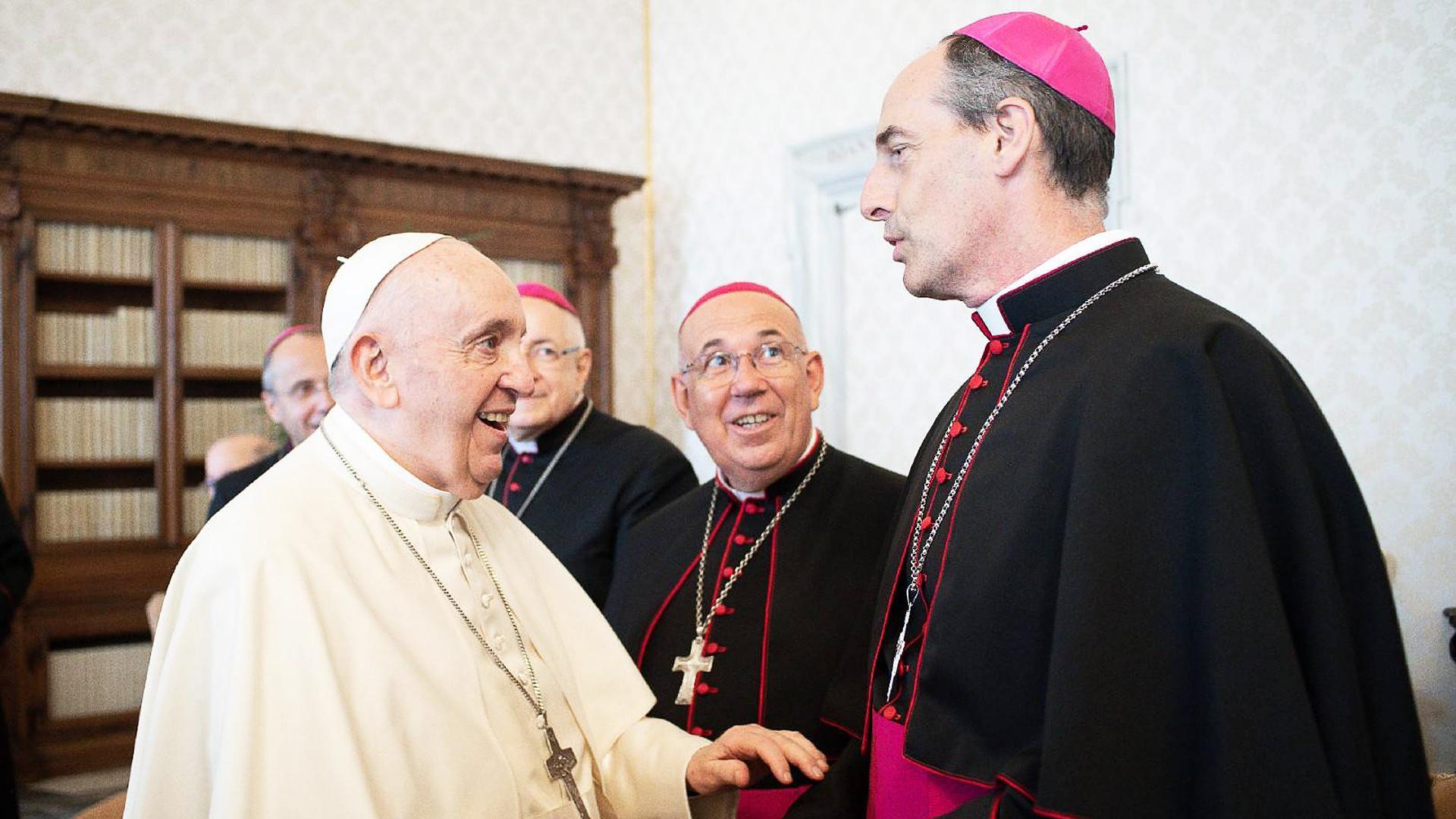 Francisco Javier Bustillo, que será nombrado hoy cardenal, saluda al Papa Francisco en una audiencia reciente