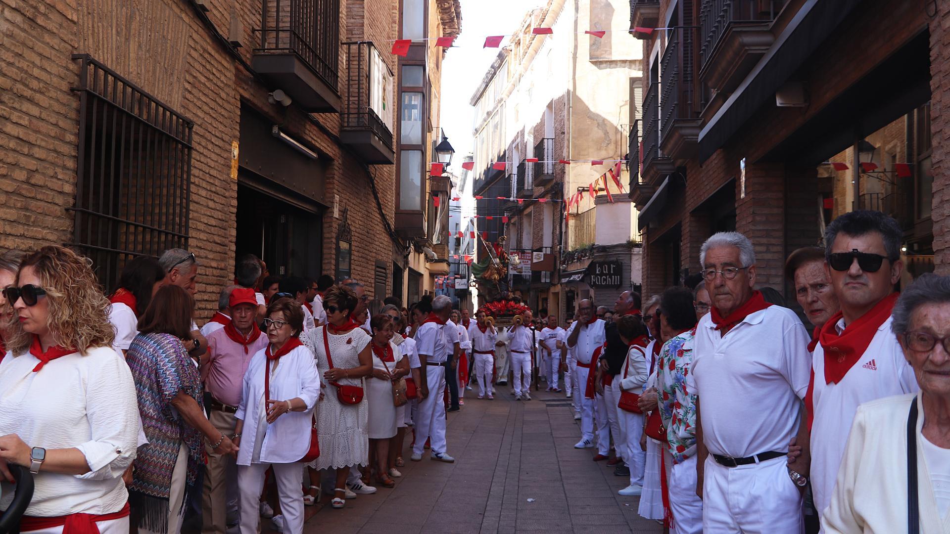 Numerosos vecinos escoltan a la imagen del patrón de Corella en su procesión por la ciudad