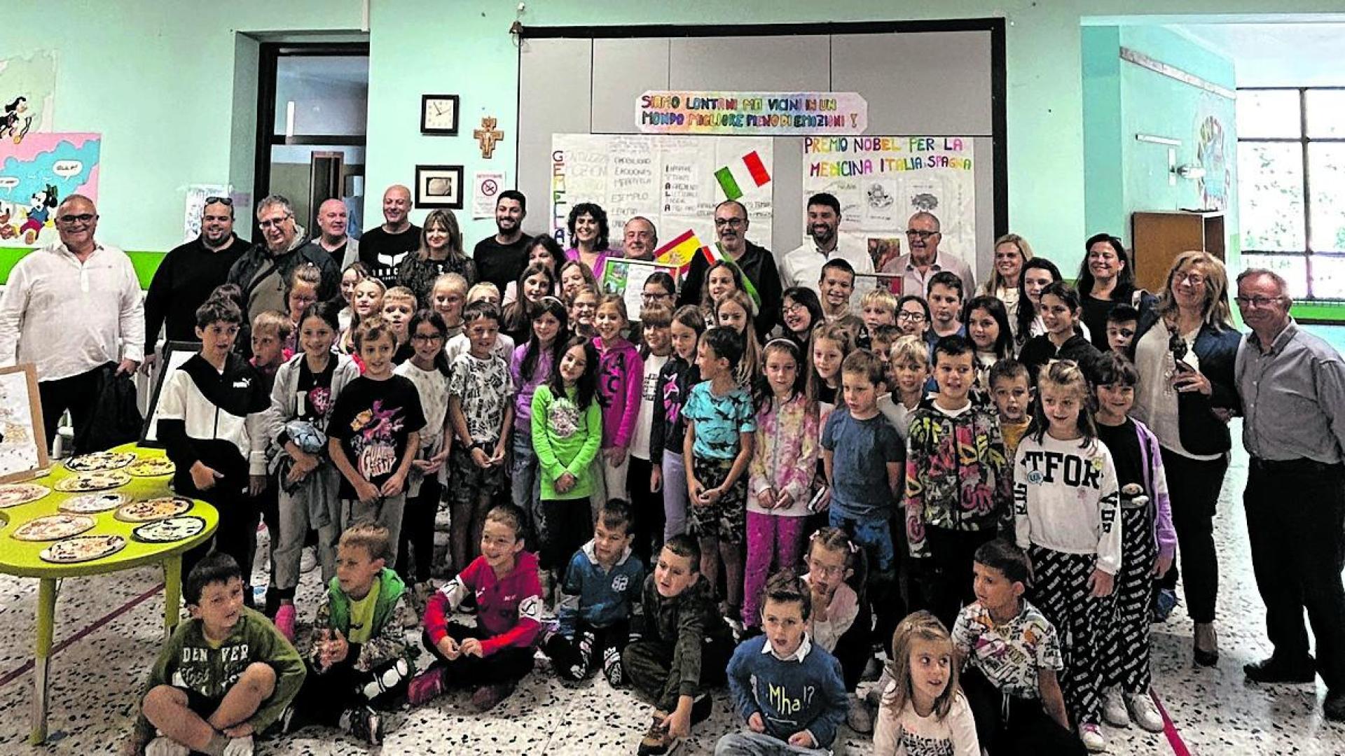 La delegación de Petilla, con los niños del colegio de Corteno Golgi.