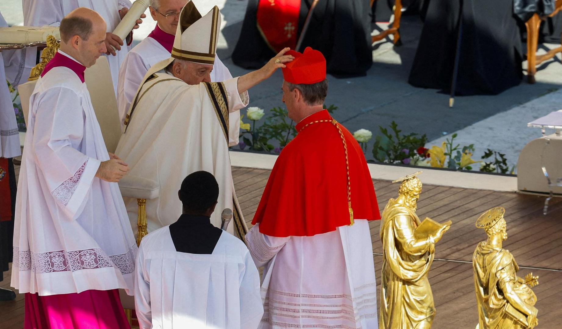 Momento en el que el Papa Francisco bendice al nuevo cardenal Francisco Javier Bustillo, durante la ceremonia para elevar a los prelados católicos al rango de cardenales, en la plaza de San Pedro del Vaticano