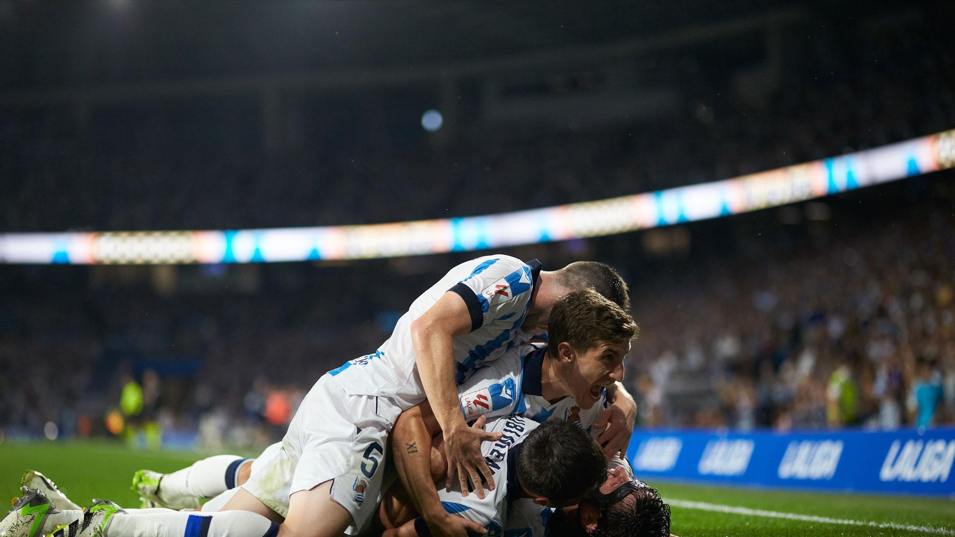 Robin Le Normand y Martin Zubimendi de la Real Sociedad celebran uno de los goles del partido ante el Athletic