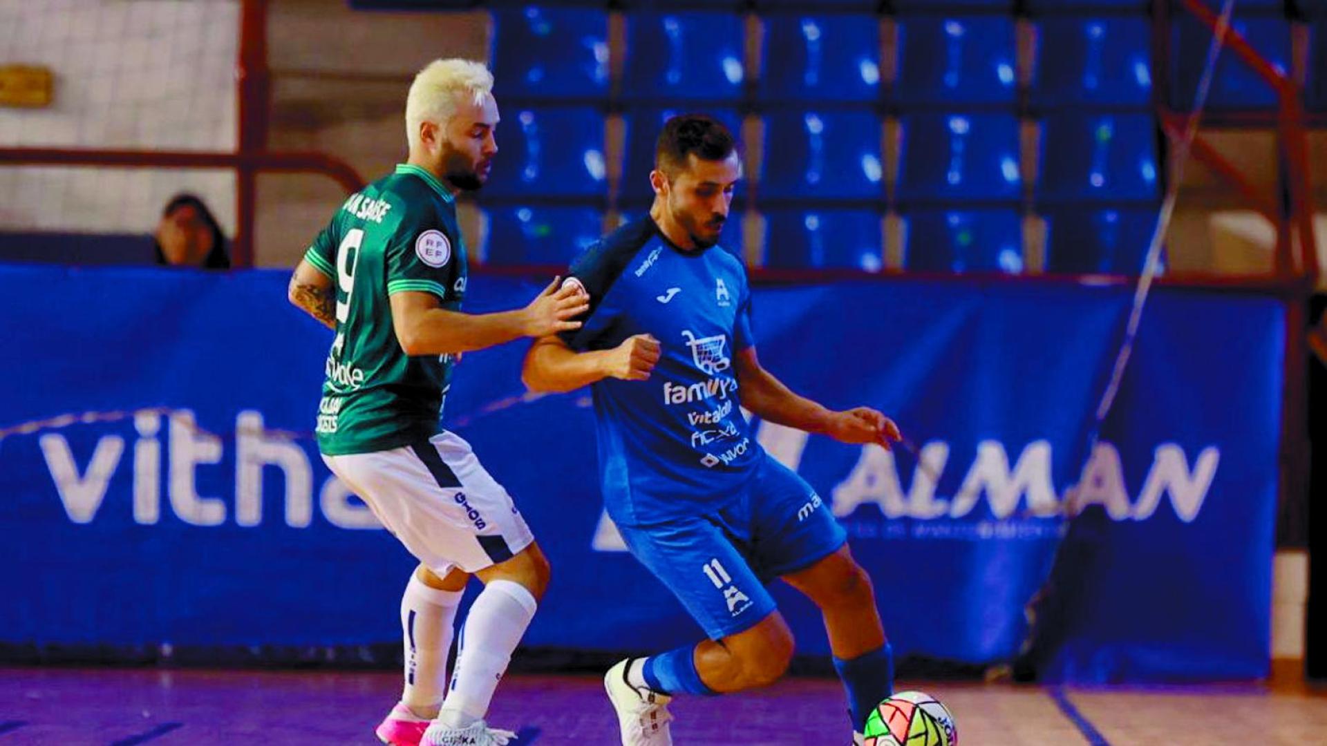DUELO DE EXCOMPAÑEROS. Dani Saldise, de Osasuna Magna, presiona la salida de balón de Rafa Usín, ahora en el Alzira.