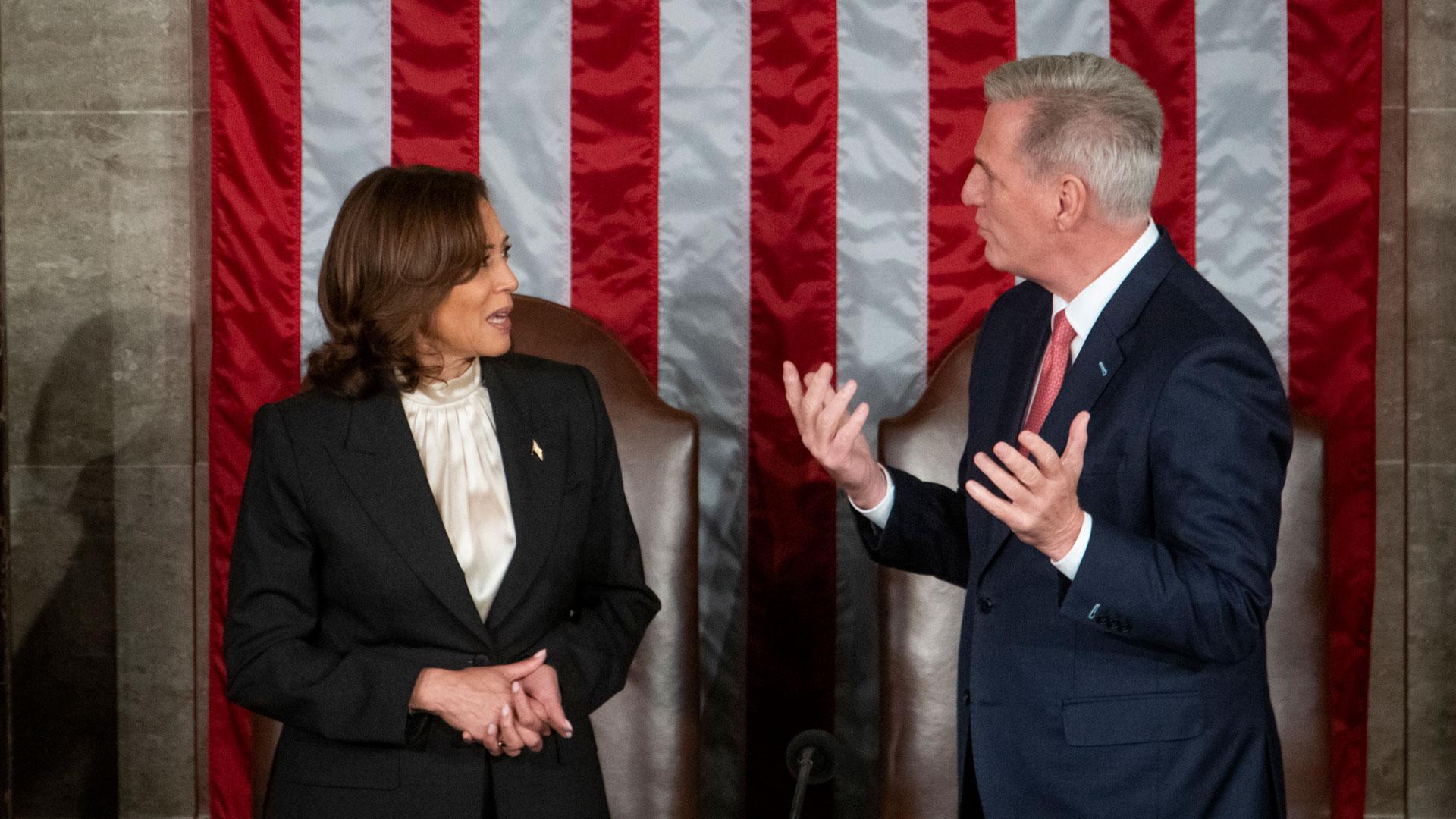 La vicepresidenta de los Estados Unidos, Kamala Harris, conversa con el presidente de la Cámara de Representantes de los Estados Unidos, Kevin McCarthy