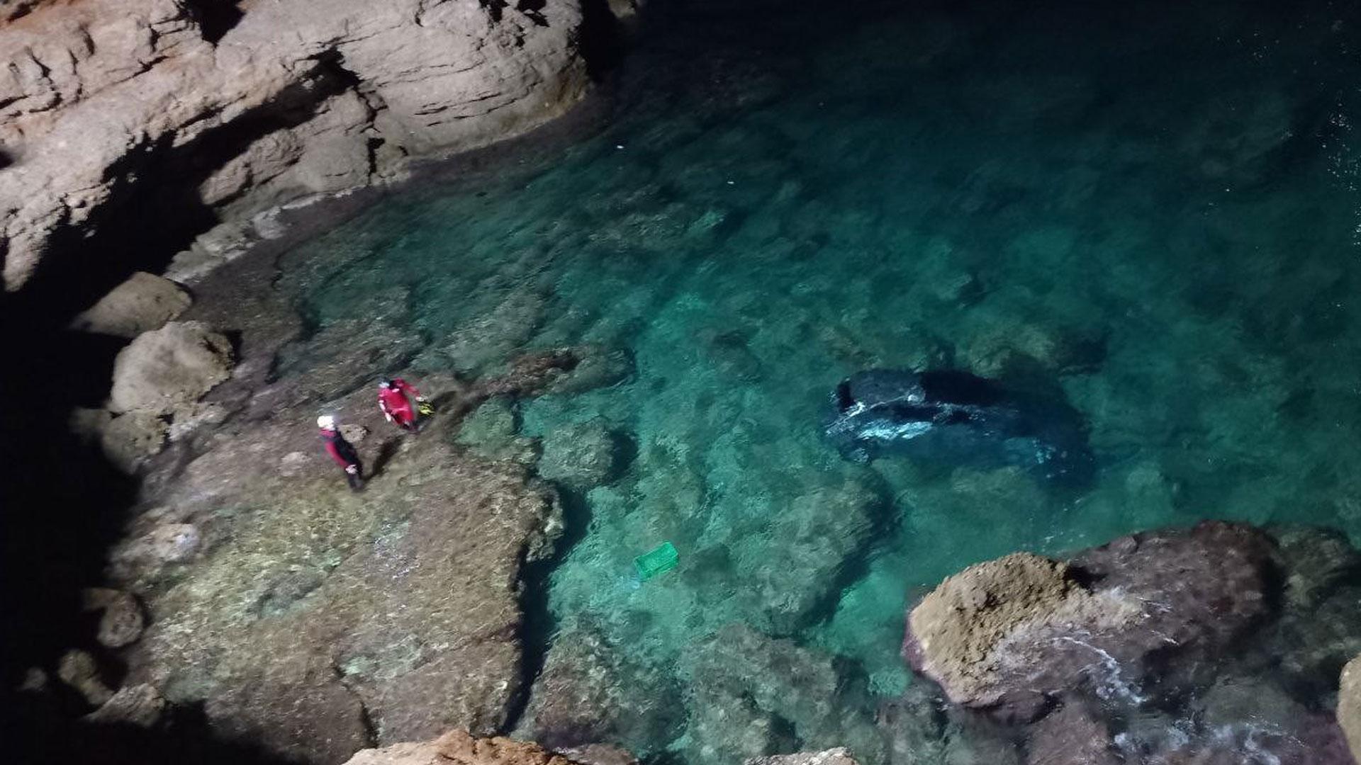 Imagen del vehículo tras caer del acantilado y hundirse en el mar