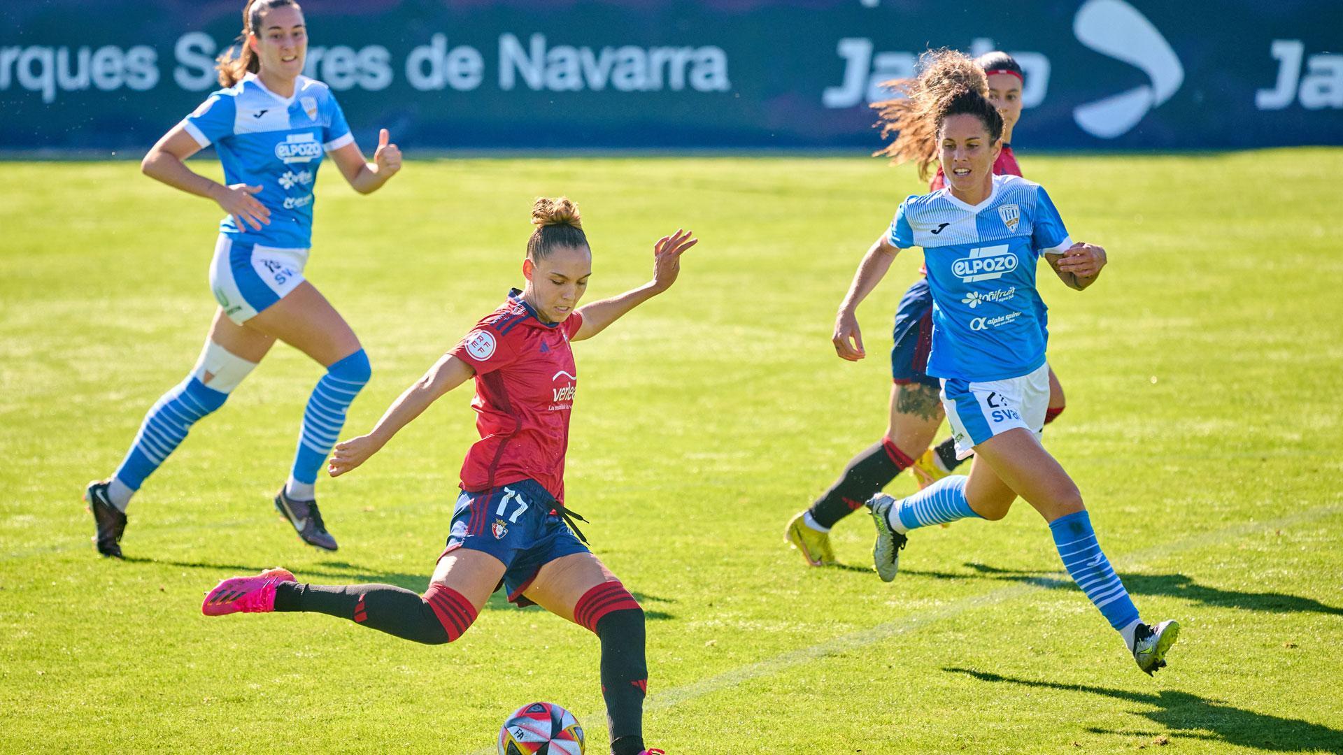 Un momento del partido que ha enfrentado este domingo en Tajonar a Osasuna Femenino y Alhama