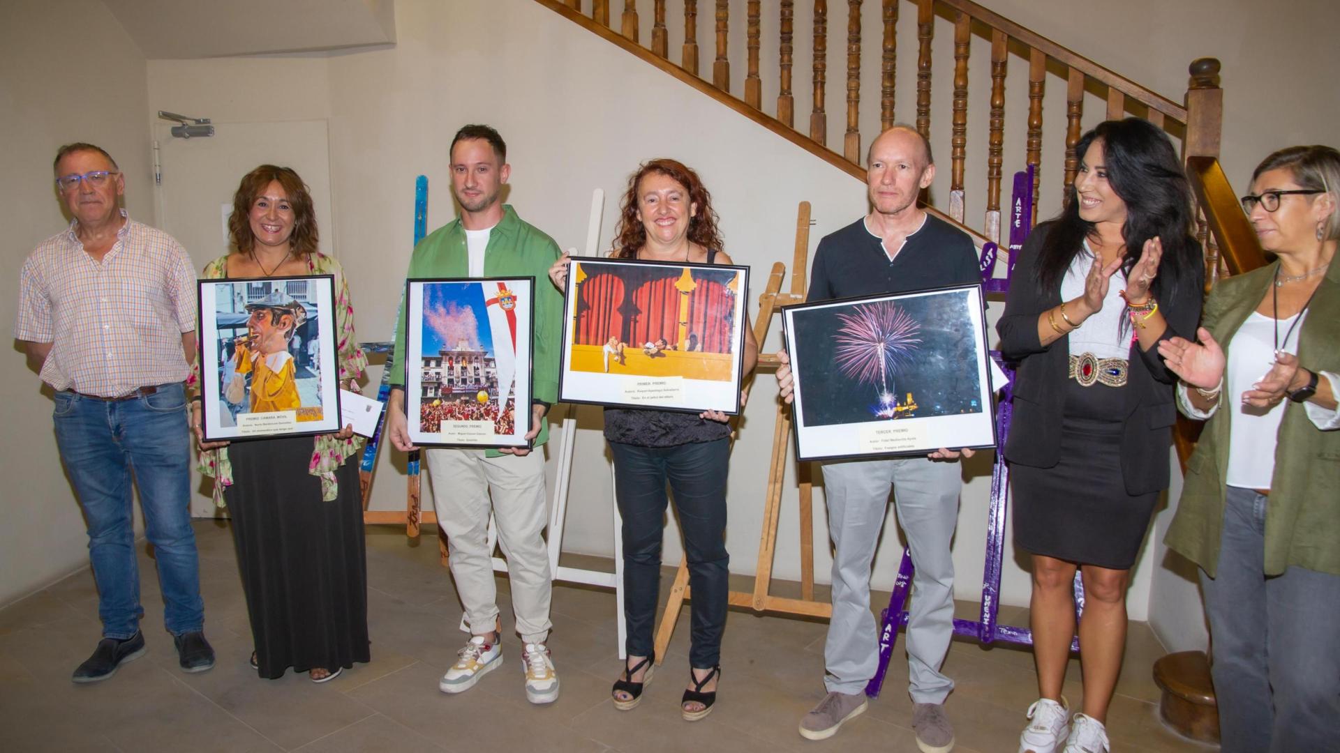 De izquierda a derecha: Félix Esáin Ibiricu (Rally Fotográfico Ciudad de Tudela), Nuria Berdonces González (Mejor Foto con Móvil), Miguel Gasset Gascón (segundo), Raquel Apastegui Salvatierra (ganadora), Fidel Mediavilla Ayala (tercero), y las concejalas Verónica Gormedino e Iciar Les