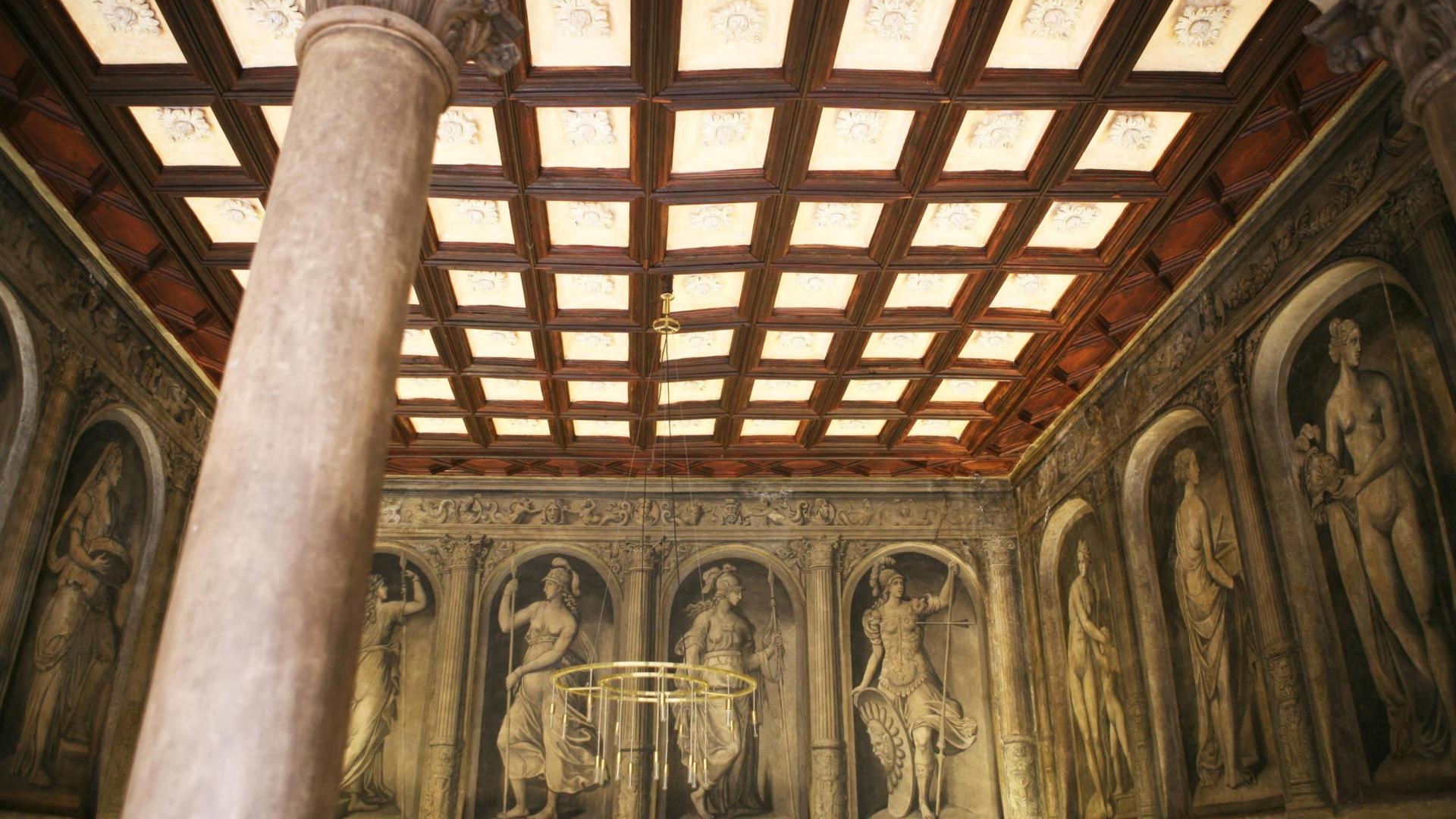Escalera del Palacio del Marqués de San Adrián de Tudela con las pinturas realizadas por Pietro Morone, 1569-1570.