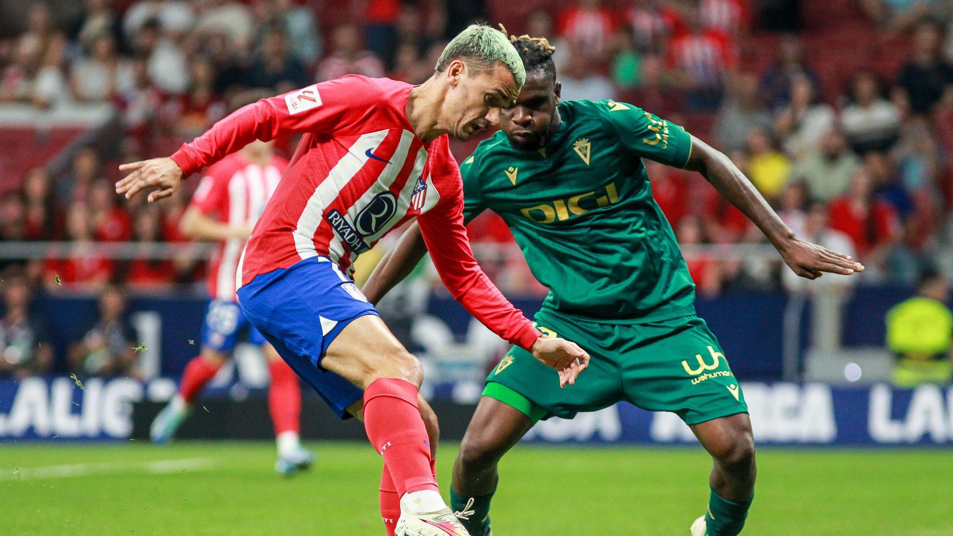 Griezmann (Atlético de Madrid) y Rominigue Kouame (Cádiz), en un momento del partido