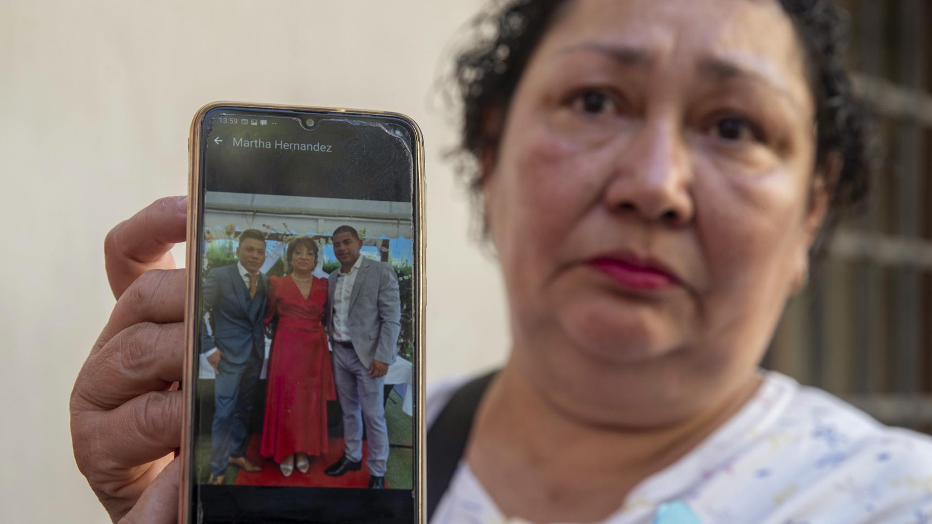 Miriam Montealegre muestra una foto de sus sobrinos Erick y Sergio Torres, junto a la madre de estos, Marta Hernández