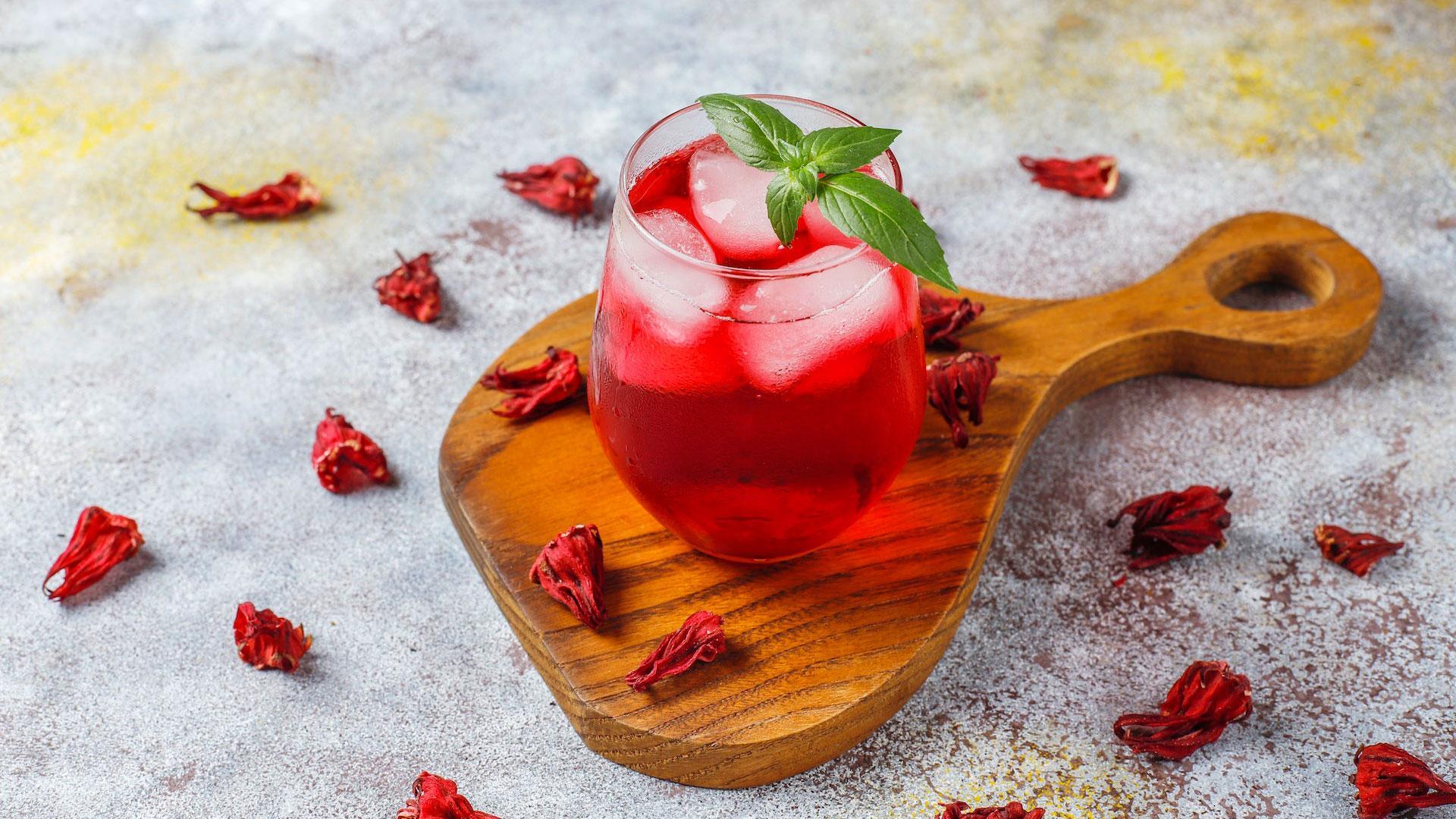 Té de hibisco frío con hojas de albahaca y hielo