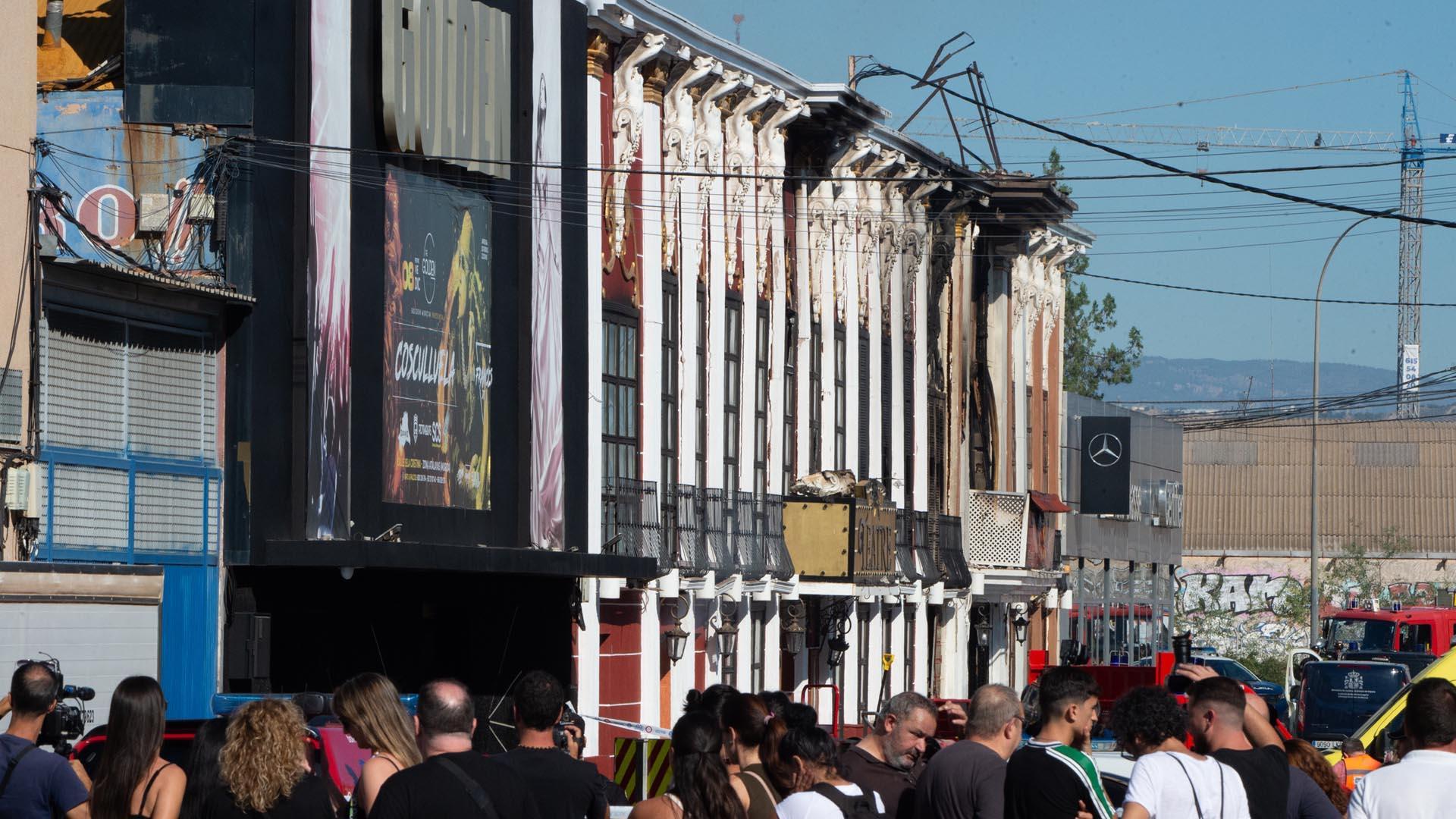 Un grupo de personas frente al Teatre, en la zona de ocio de Las Atalayas, donde ocurrió el incendio