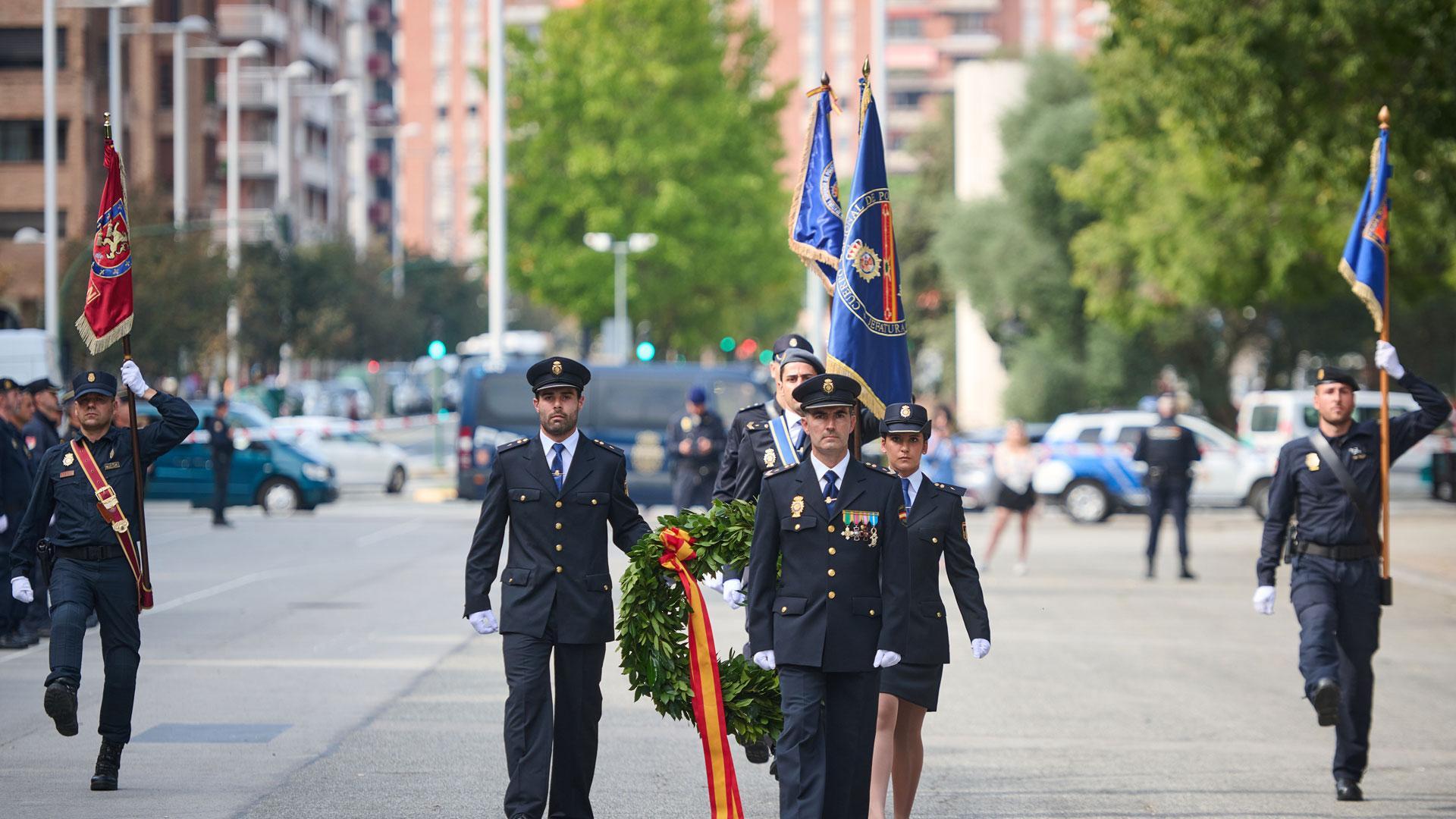Ofrenda floral a los caídos, ayer a mediodía, en la festividad del patrón de la Policía Nacional, en Antoniutti.