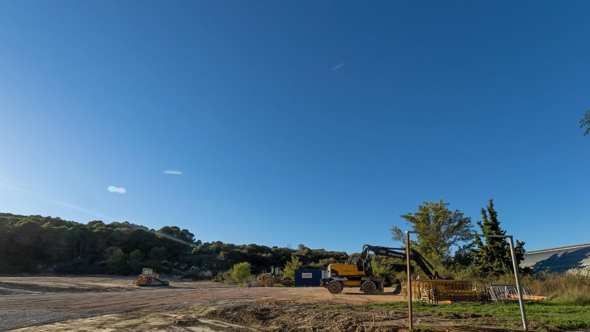 Las máquinas trabajan ya en los terrenos en los que se construirá la pista de atletismo.