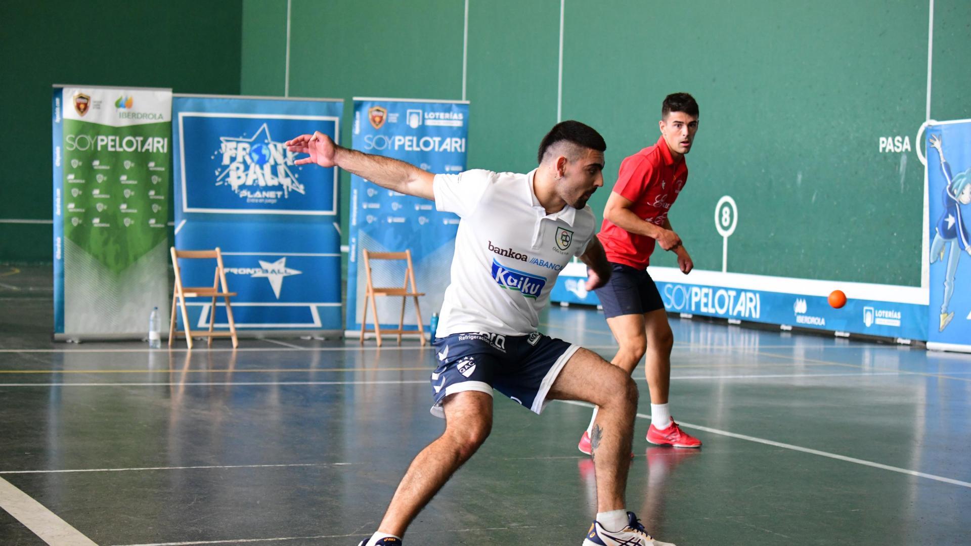 Santi Yániz golpea a una pelota de caucho en un partido contra Espinal.