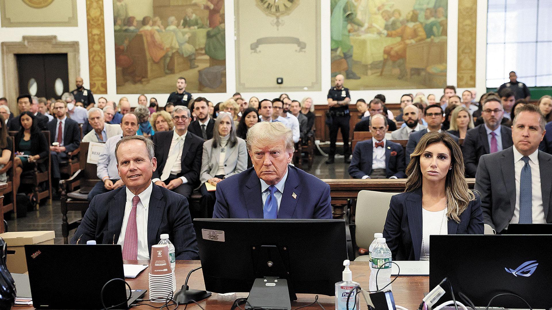 Donald Trump, ayer entre sus abogados Christopher Kise y Alina Habba al comienzo del juicio