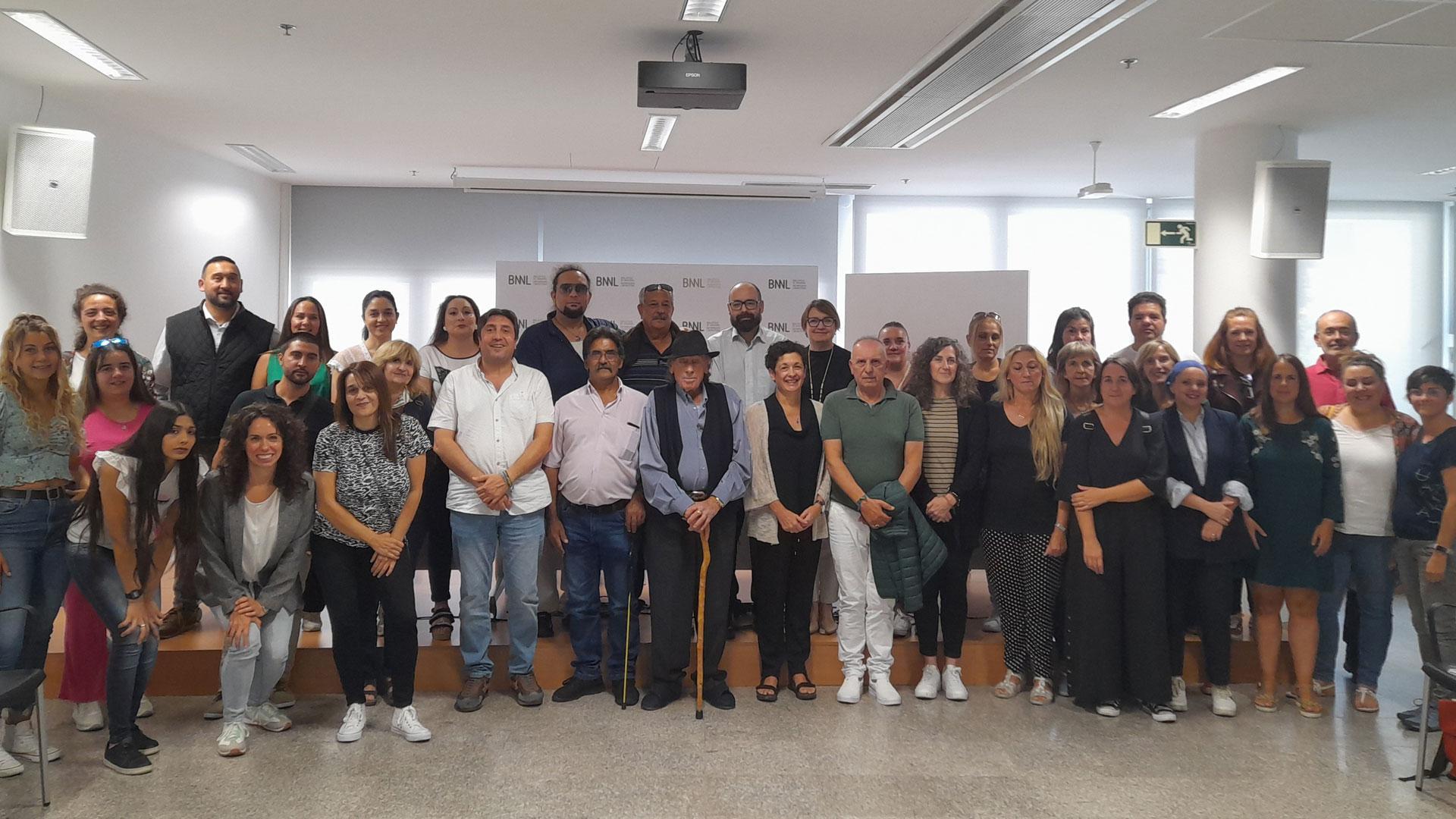 Marian Nuin, en el centro de la imagen, tras la reunión con representantes de entidades gitanas, personal técnico de Salud, Derechos Sociales y Educación y la empresa encargada de la encuesta