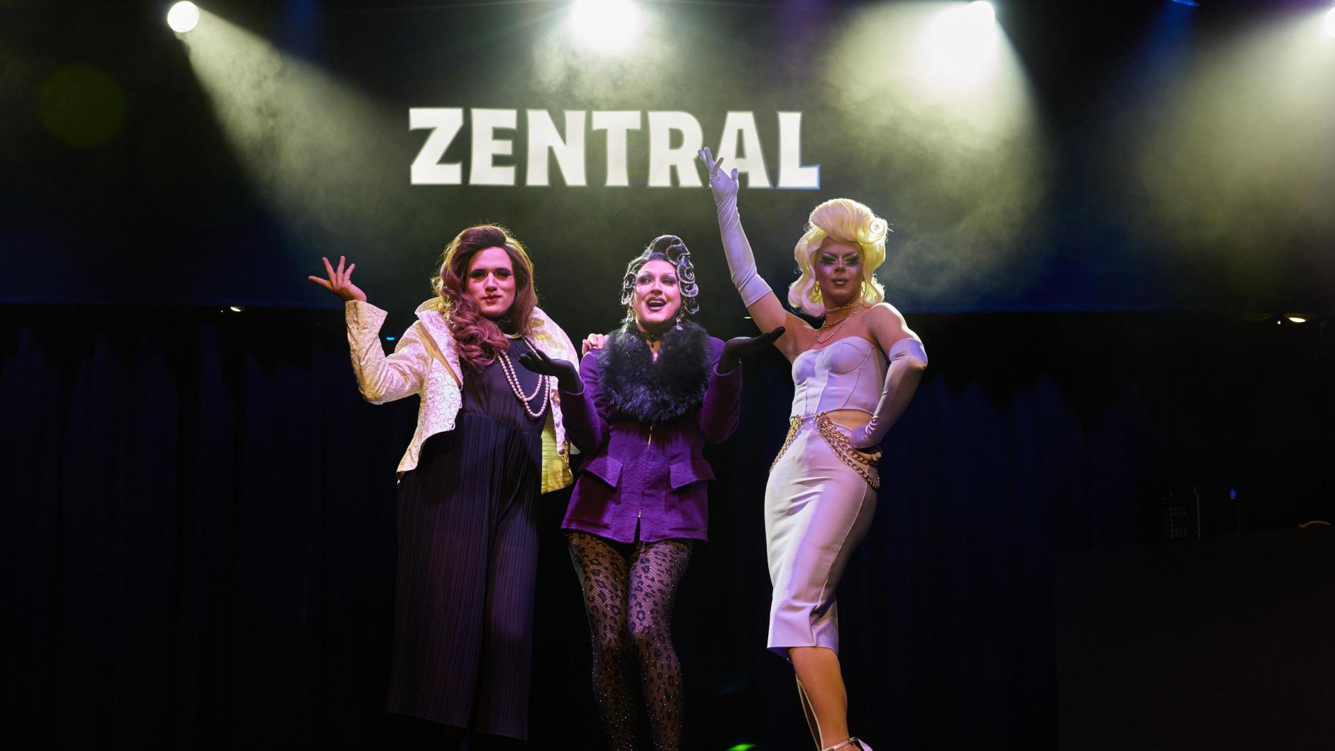 De izquierda a derecha: Gata al Kuadrado, Exia Vermut y Xtreya, en el escenario de Zentral