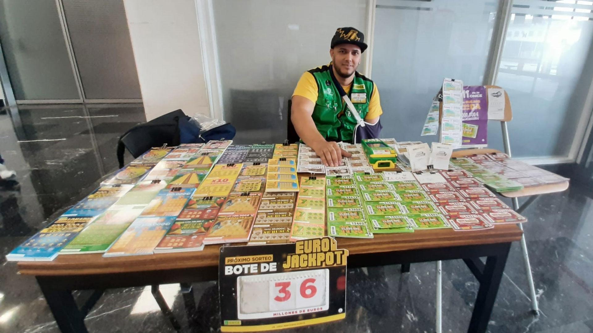 El vendedor Juan de Jesús Suárez Reyes ha vendido el ‘Rasca X20’ de la ONCE premiado con 500.000 euros en Pamplona