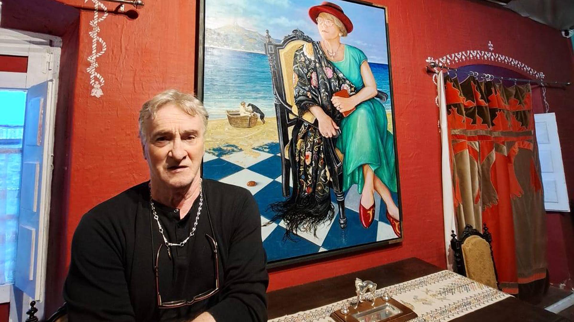 Antonio Laita posa junto al retrato de Pilar, su mujer, otra de las personas referentes en su pintura