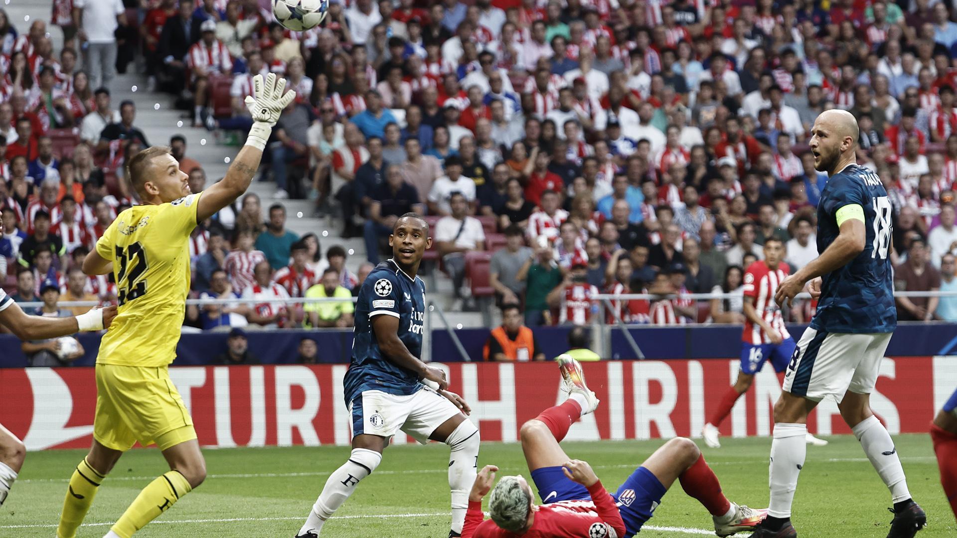 Antoine Griezmann observa desde el suelo cómo su chilena se convierte en el 2-2