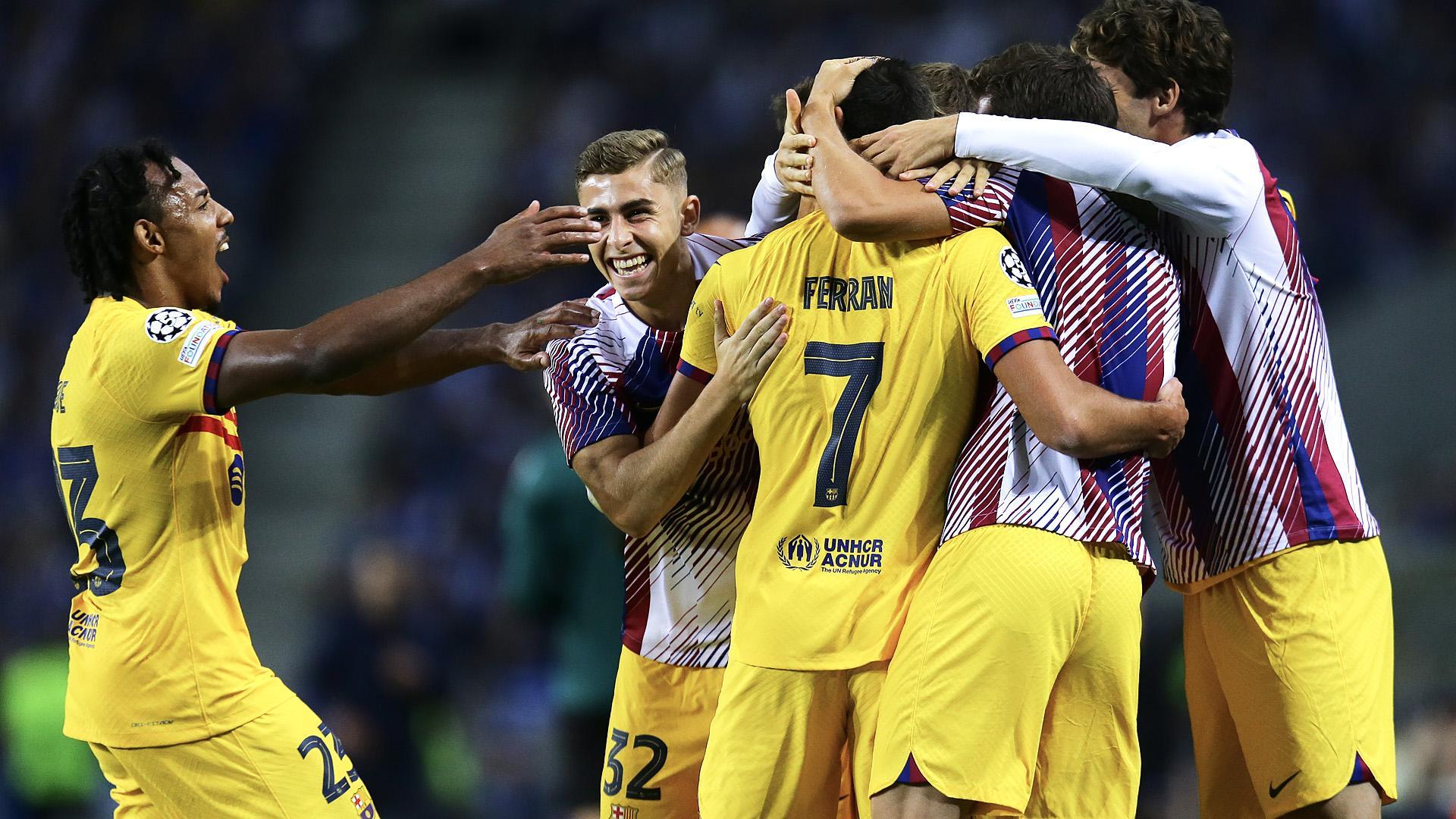 Los jugadores del Barcelona felicitan a Ferrán Martínez, autor del 0-1