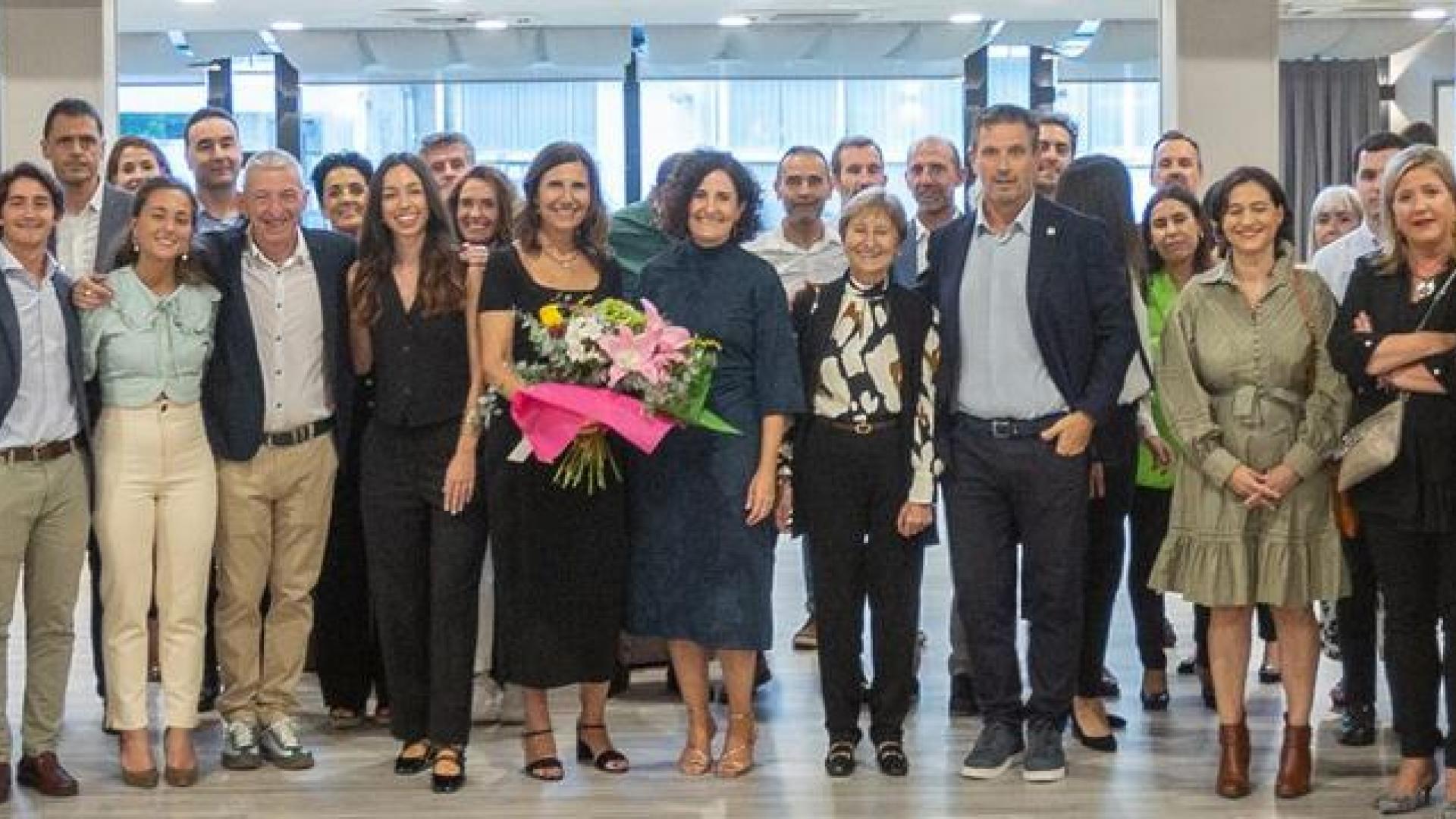 Nora Reta y Geni Capdet, socias de Montaner, con parte de los directivos, amigos, colaboradores familiares presentes en la celebración