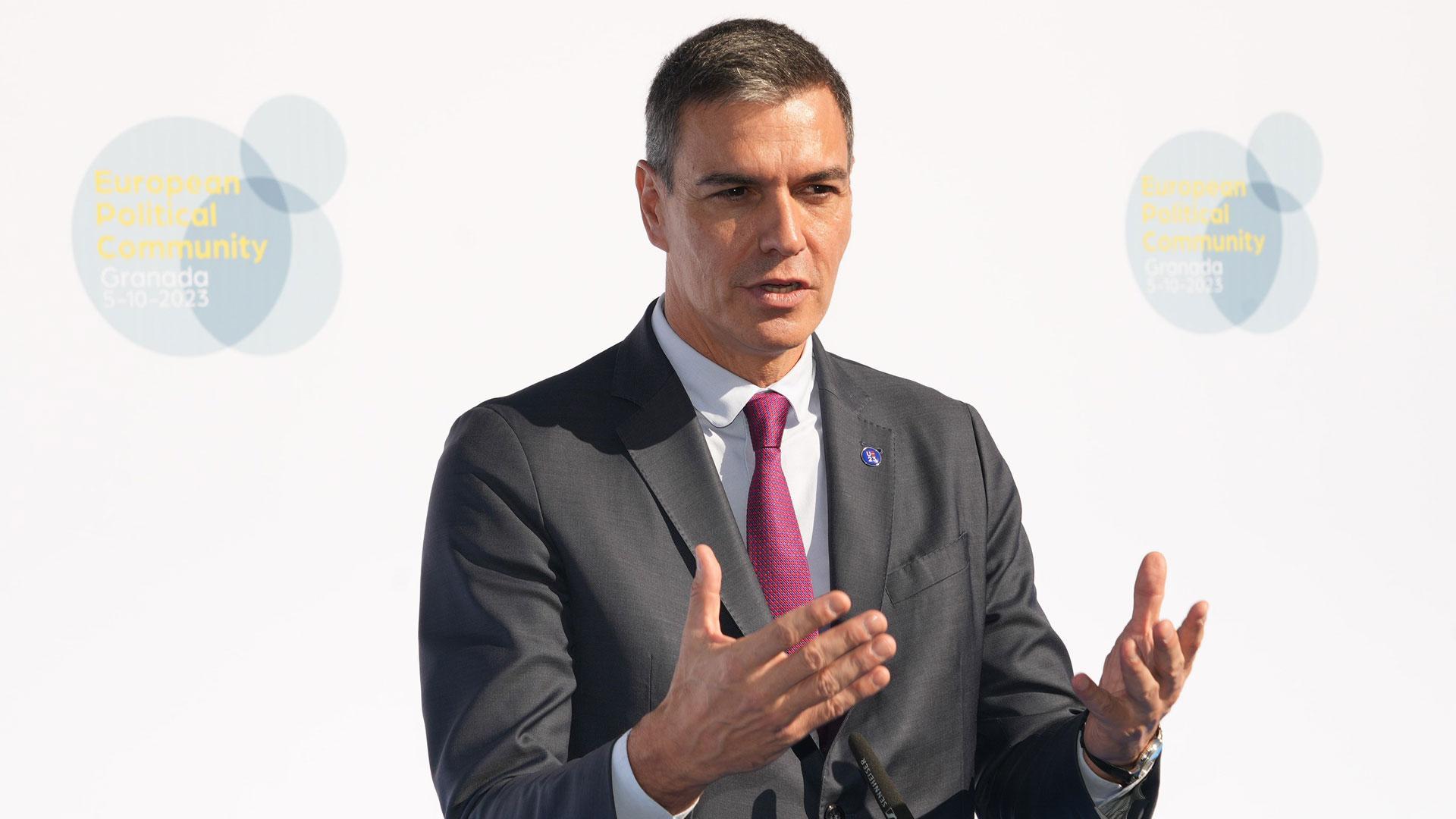 El presidente del Gobierno en funciones, Pedro Sánchez, atiende a los medios a su llegada al Palacio de Congresos de Granada para participar en la cumbre de la Comunidad Política Europea (CPE)